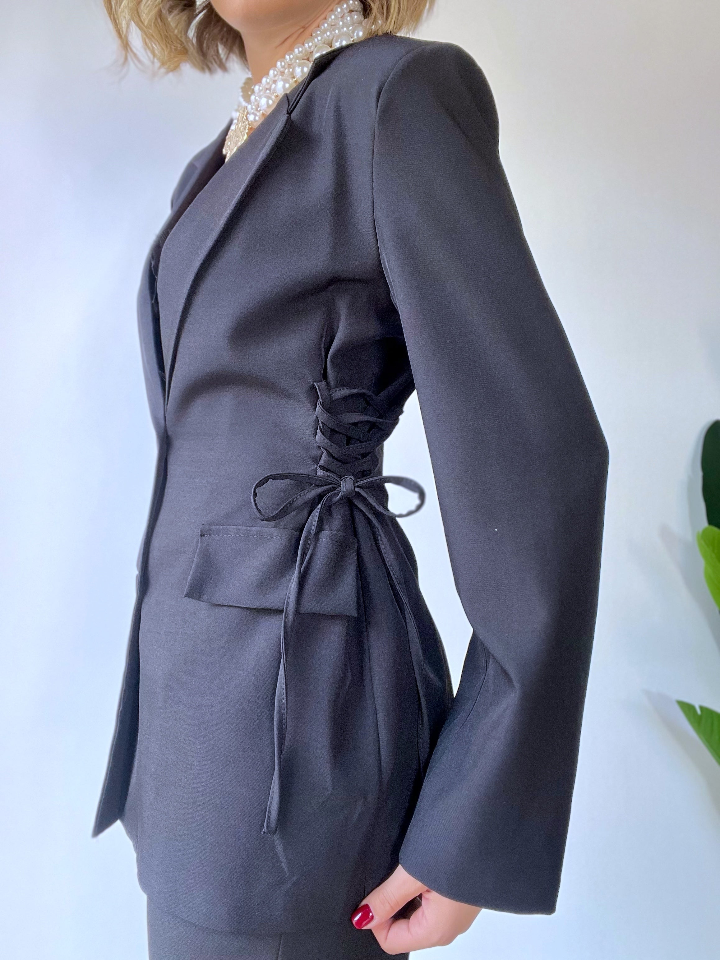Tailleur nero con stringhe laterali