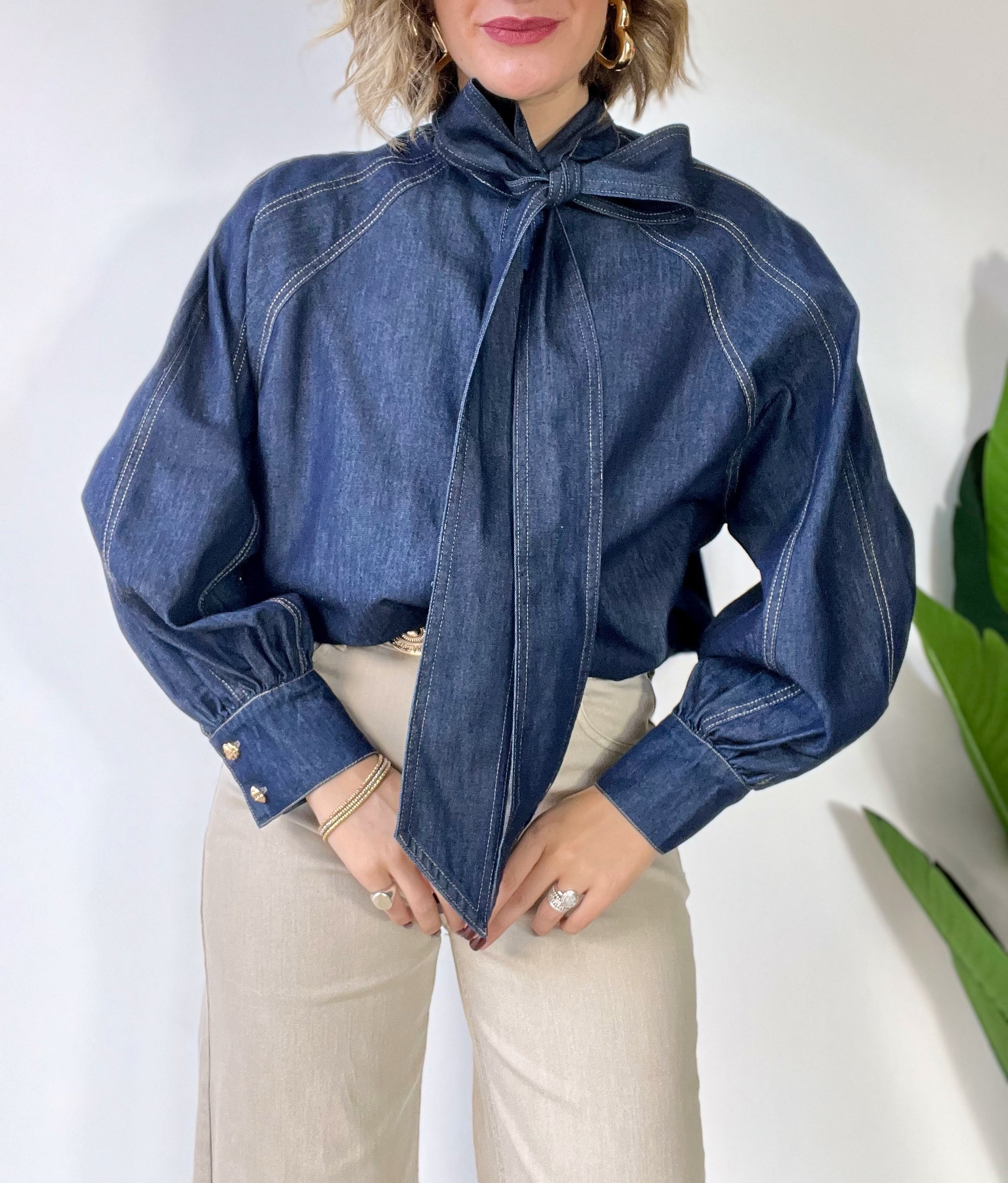 Camicia in denim scuro con collo fiocco