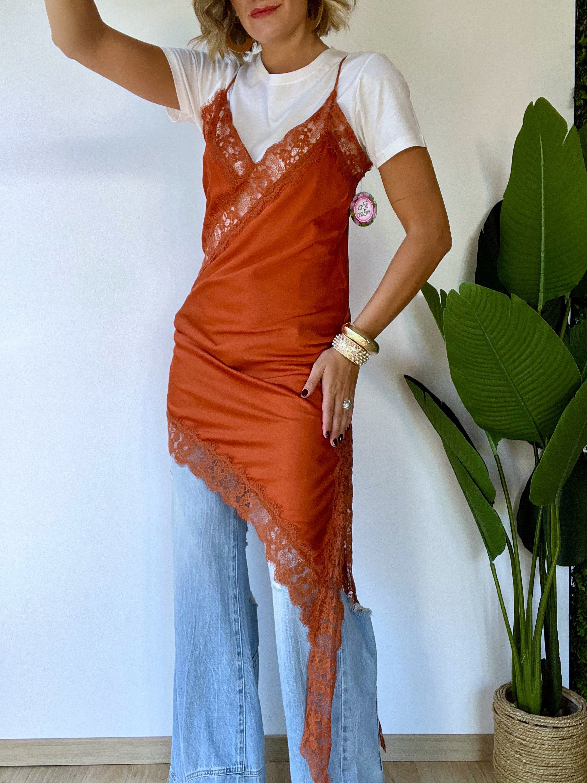 Top/vestito in raso assimetrico con pizzo