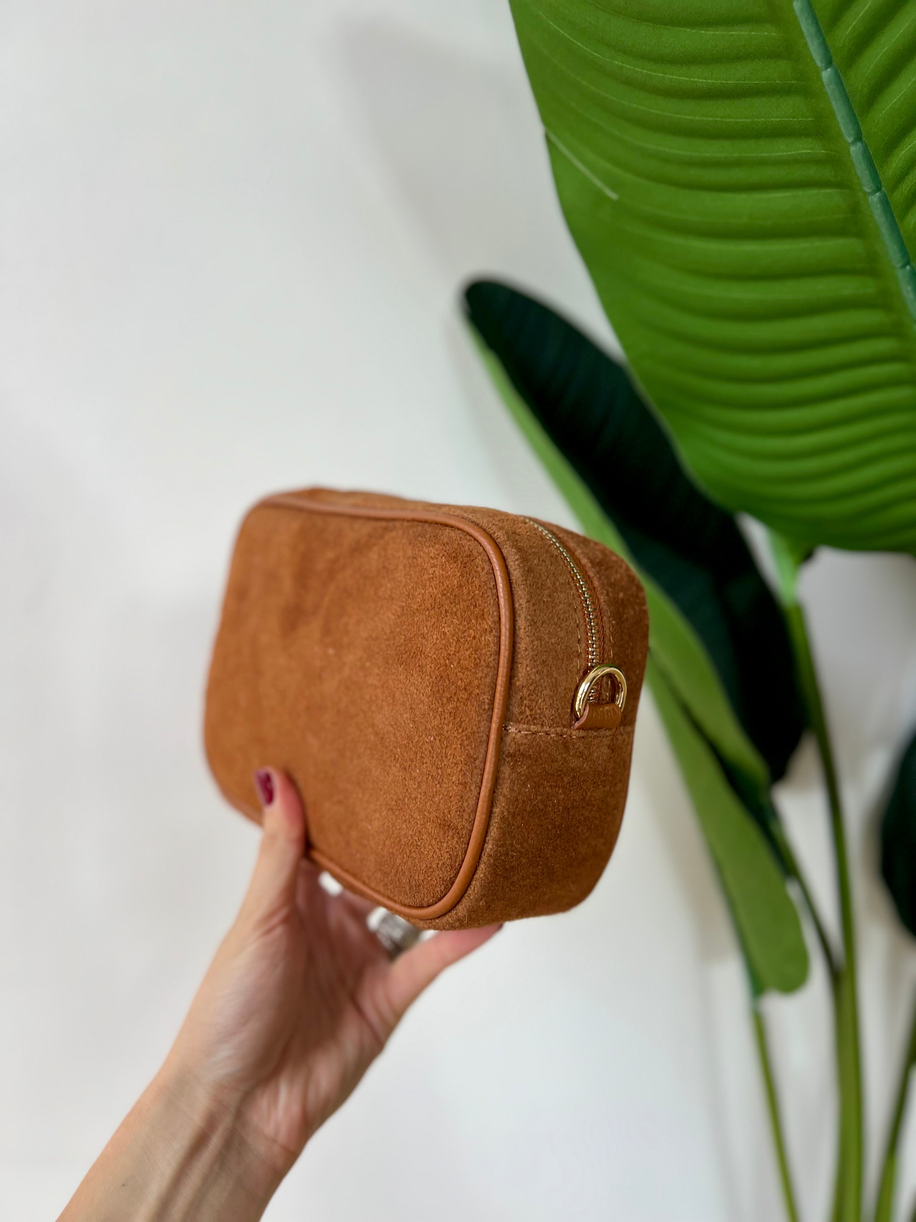 Pochette comoda in camoscio e vera pelle