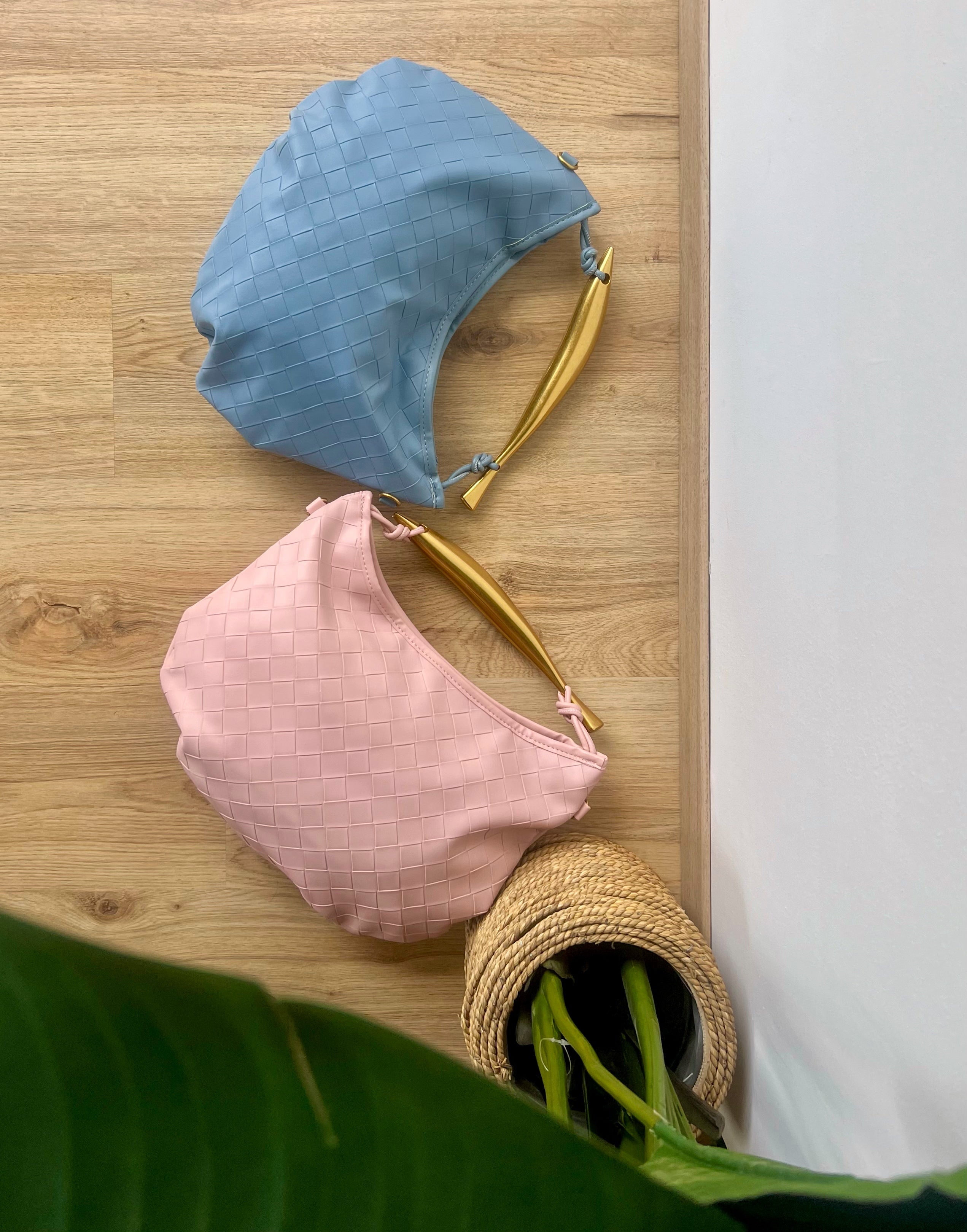 Borsa mezzaluna intrecciata con manico rigido oro