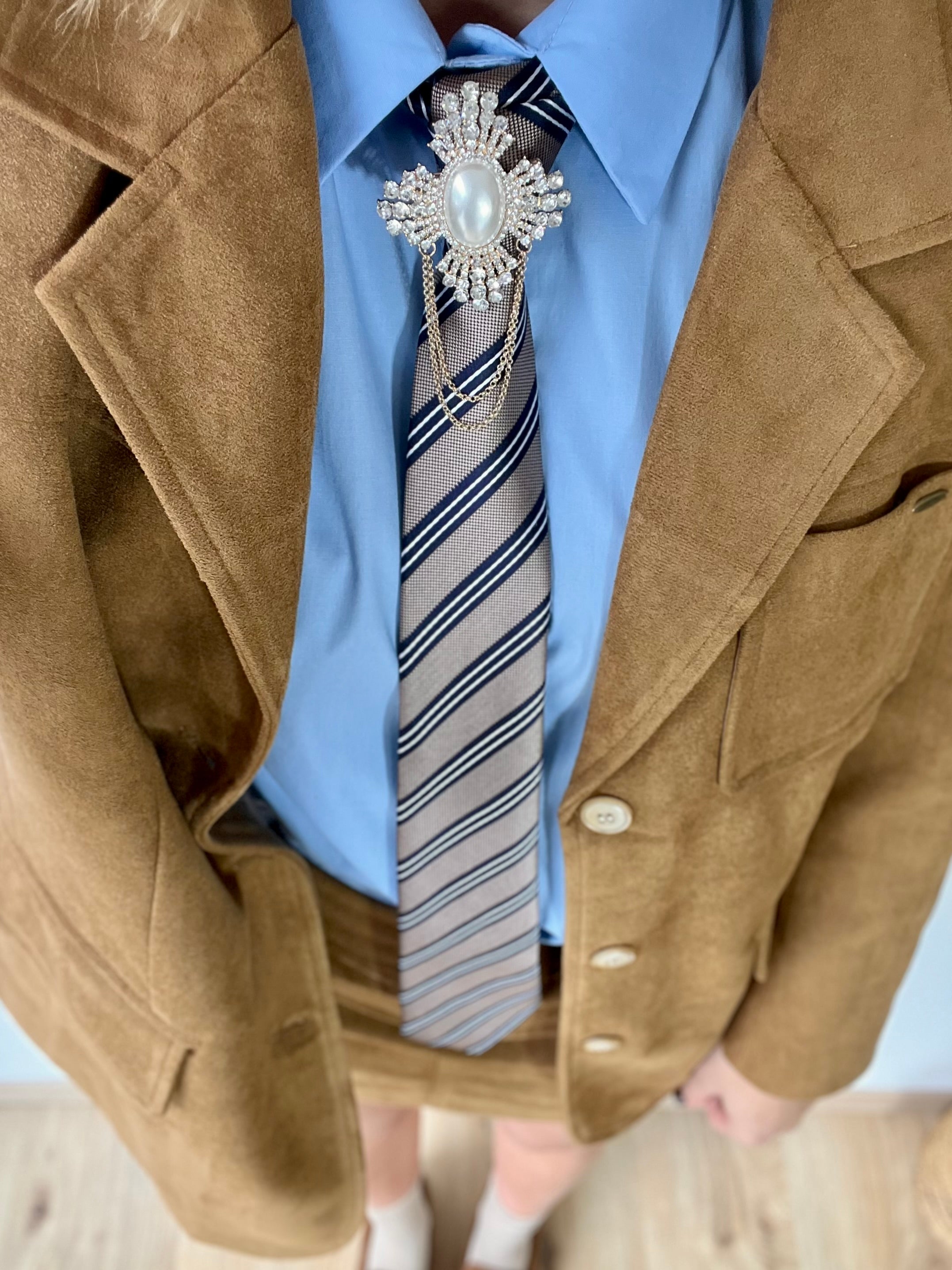 Cravatta rigata ominile con gioiello