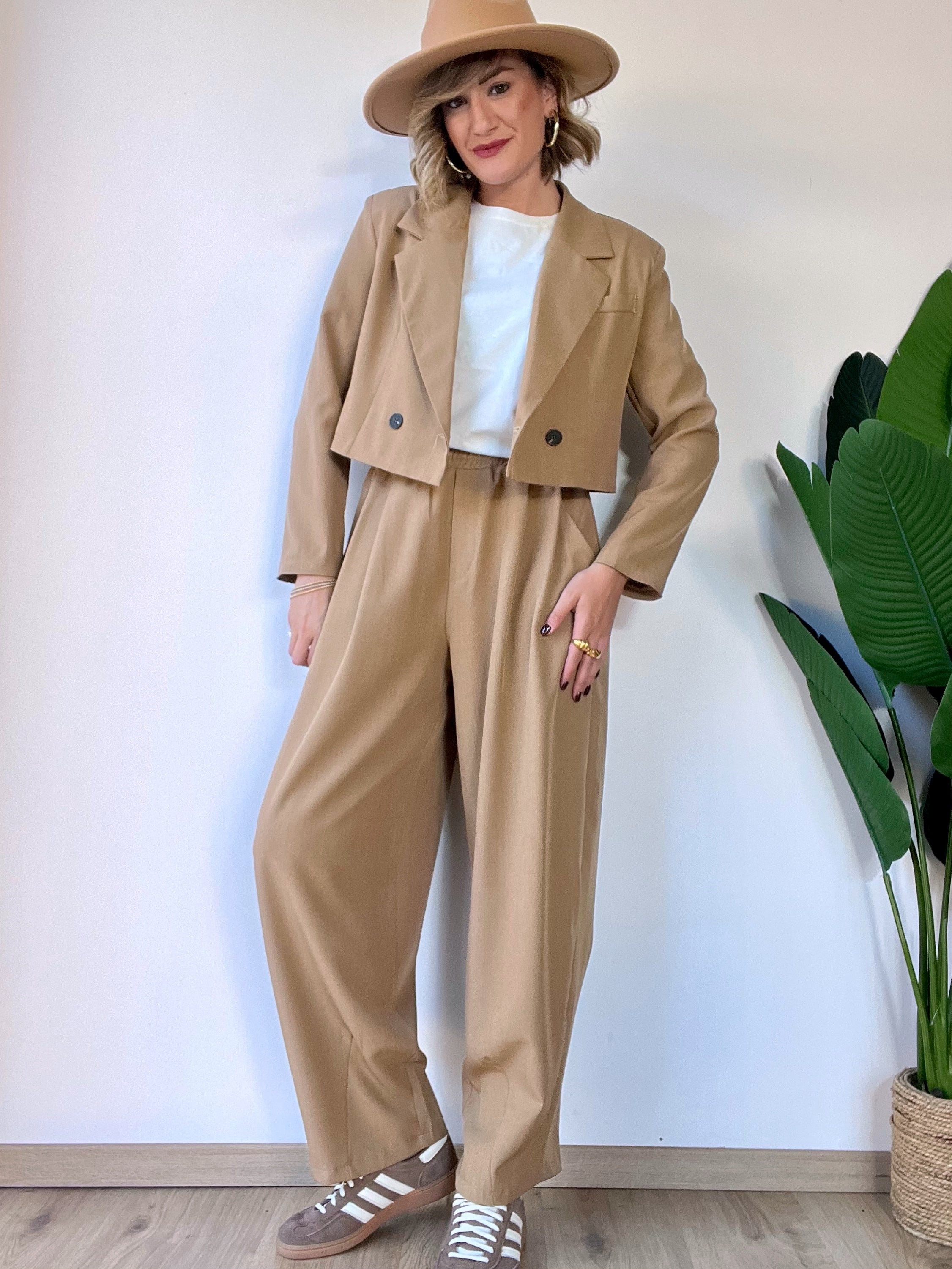 Tailleur con blazer corto e panta balloon beige