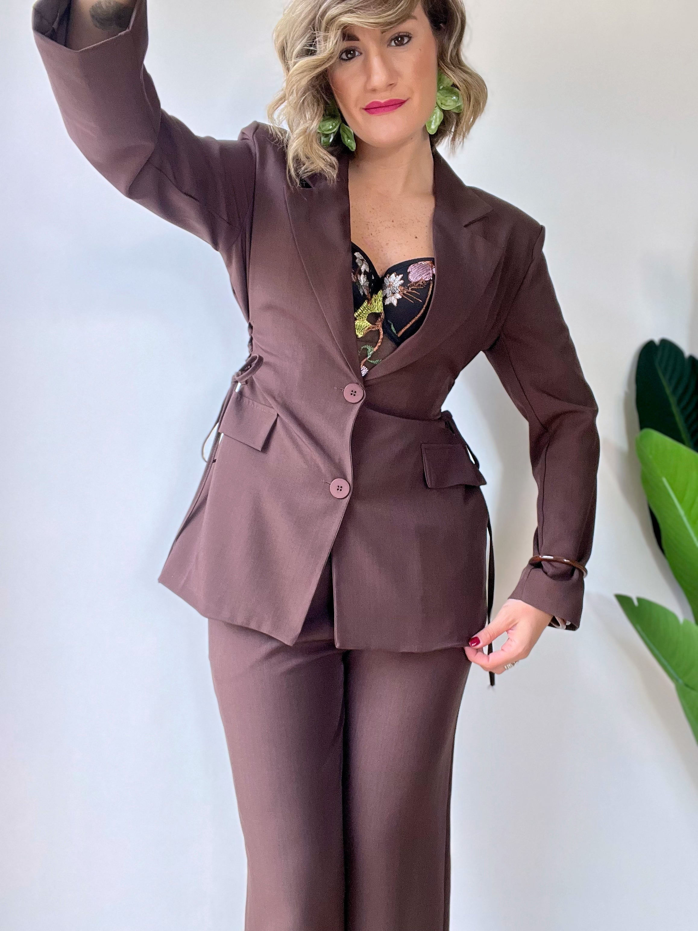 Tailleur marrone con stringhe laterali