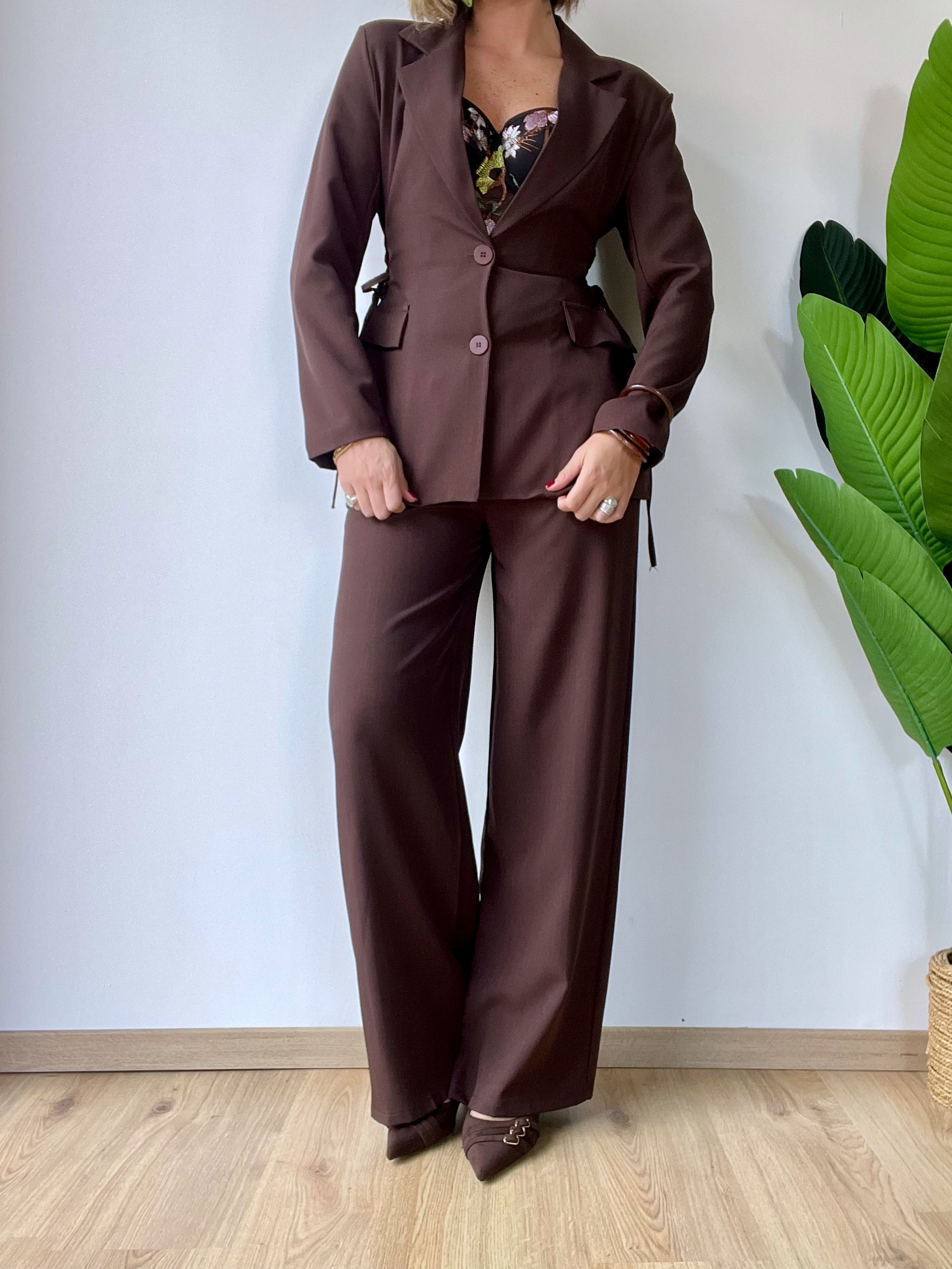 Tailleur marrone con stringhe laterali