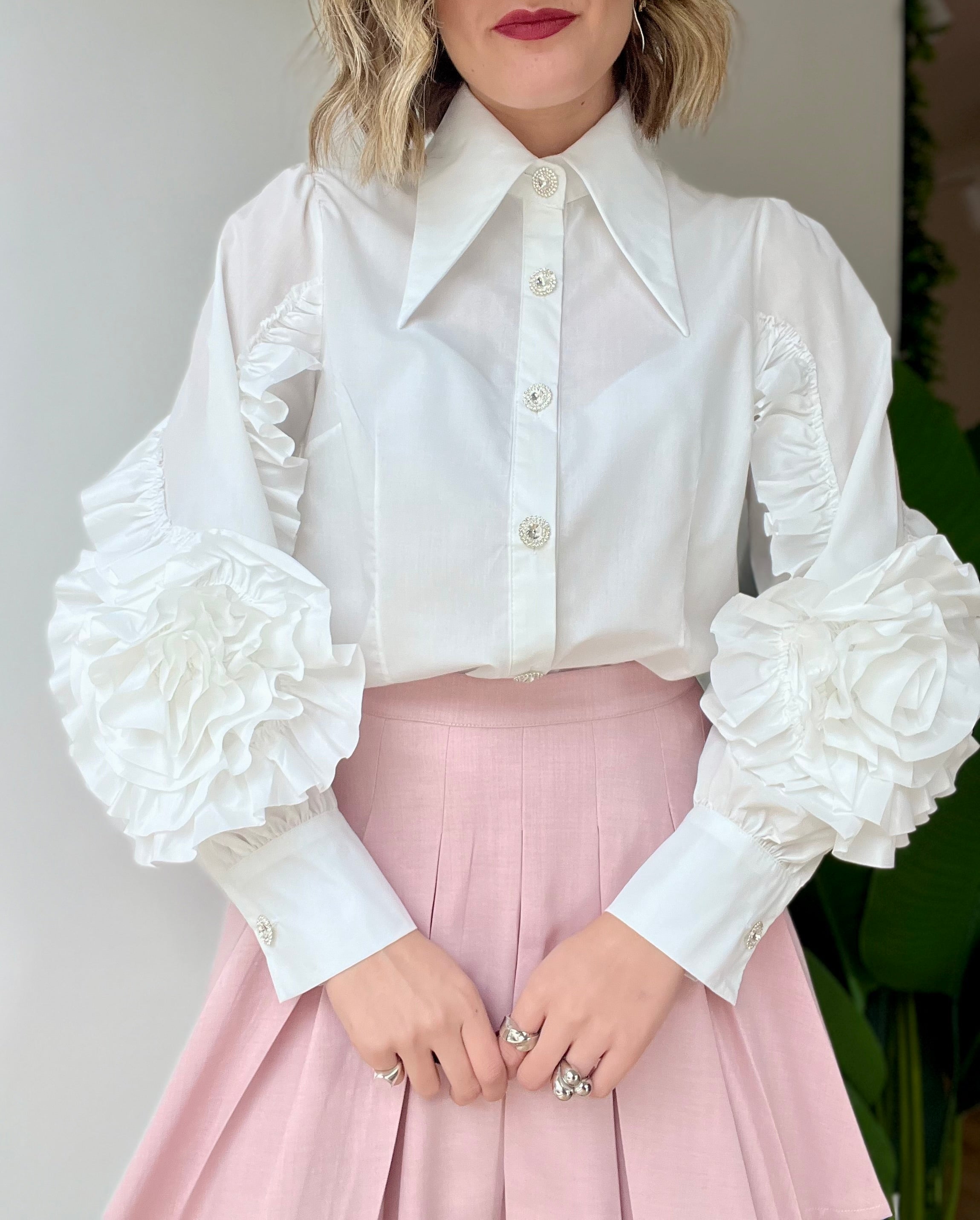 Camicia in cotone con rose sulle maniche e bottoni gioiello