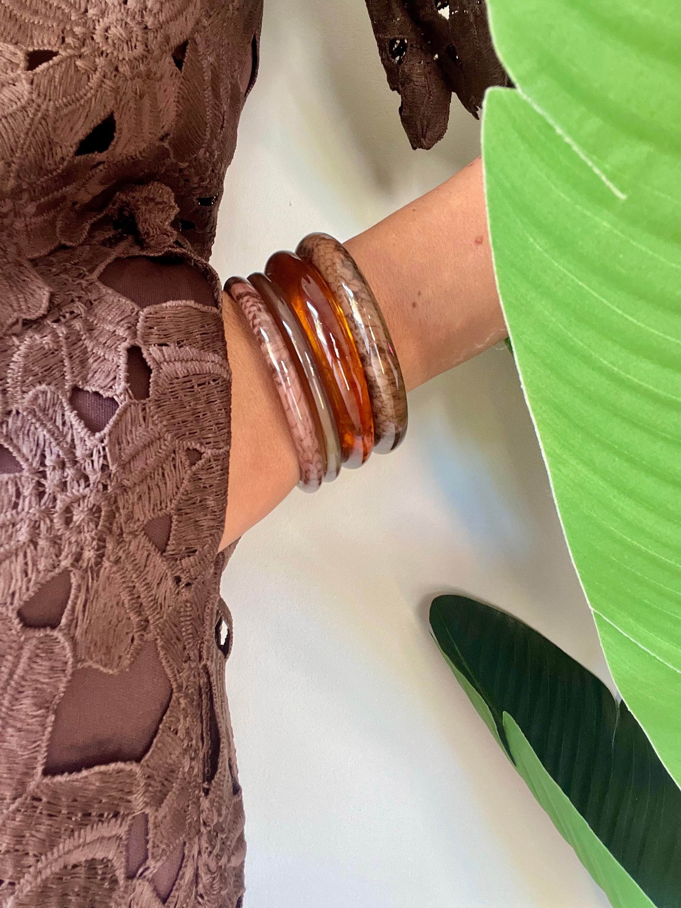 Set di bracciali rigidi pitonati marrone