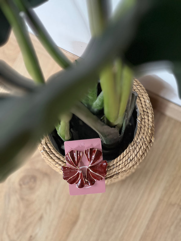 Orecchino fiore a metà bordeaux