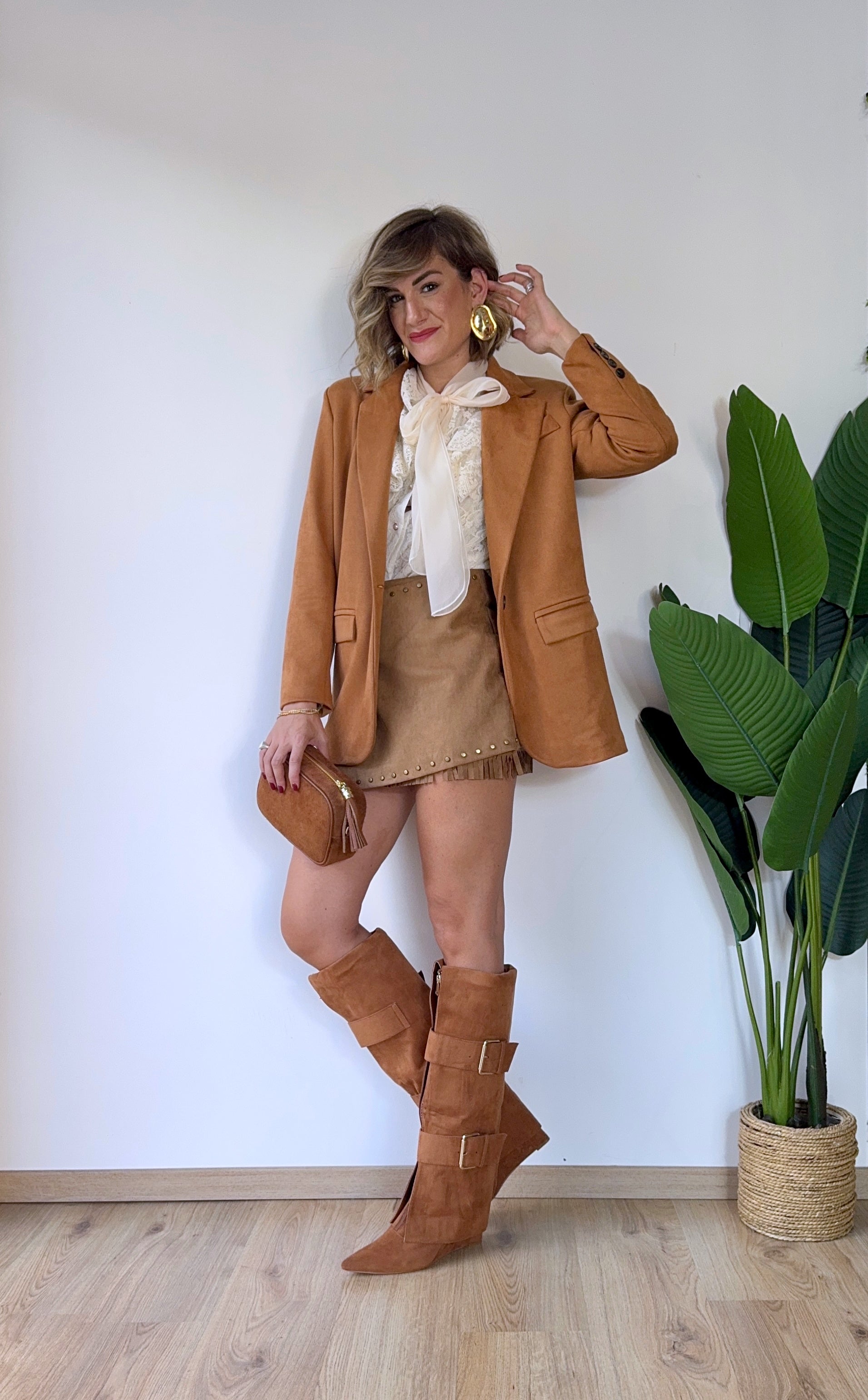 Stivale in camoscio cammello con fibie