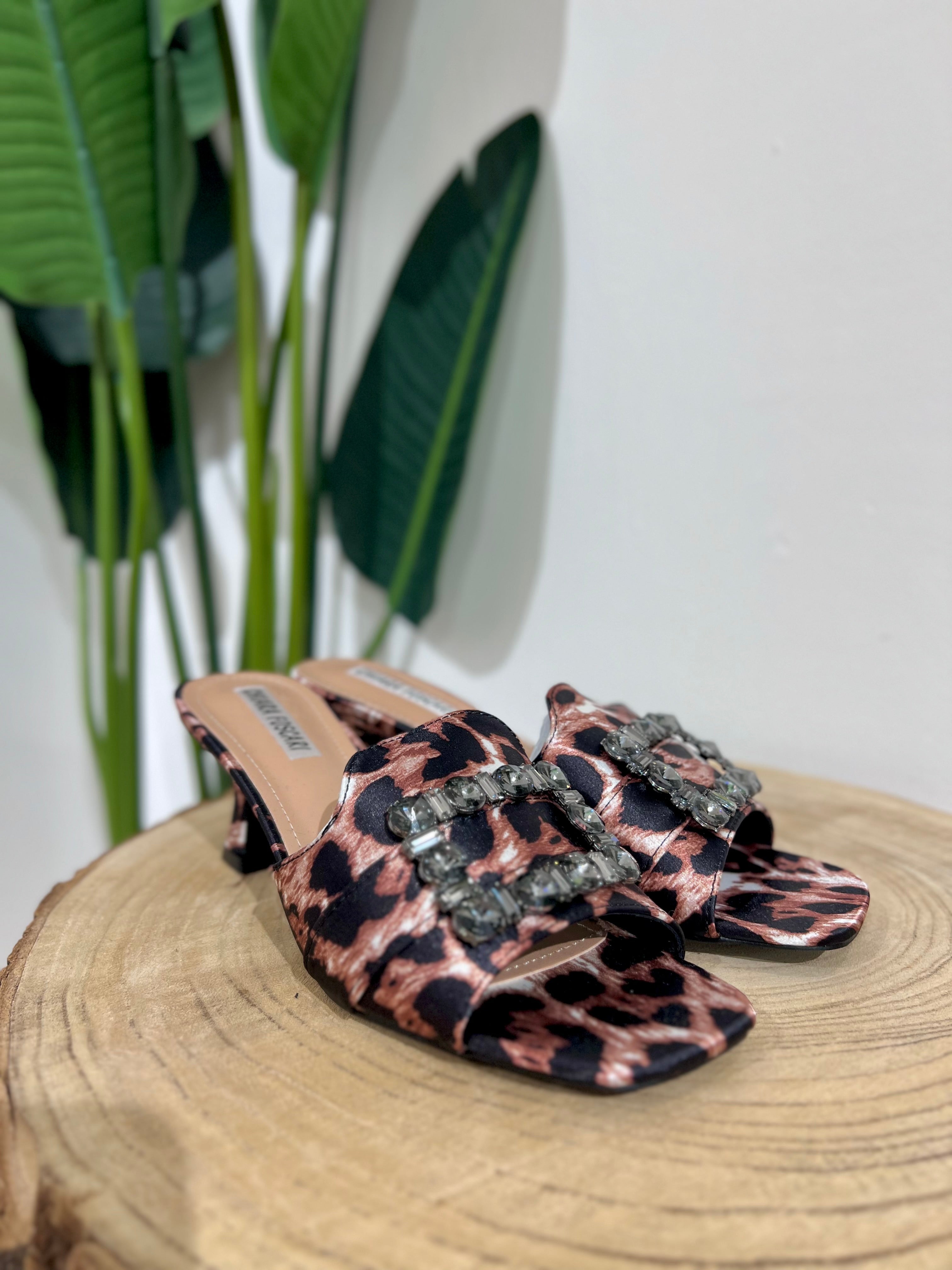 Sabot con tacco basso e gioiello