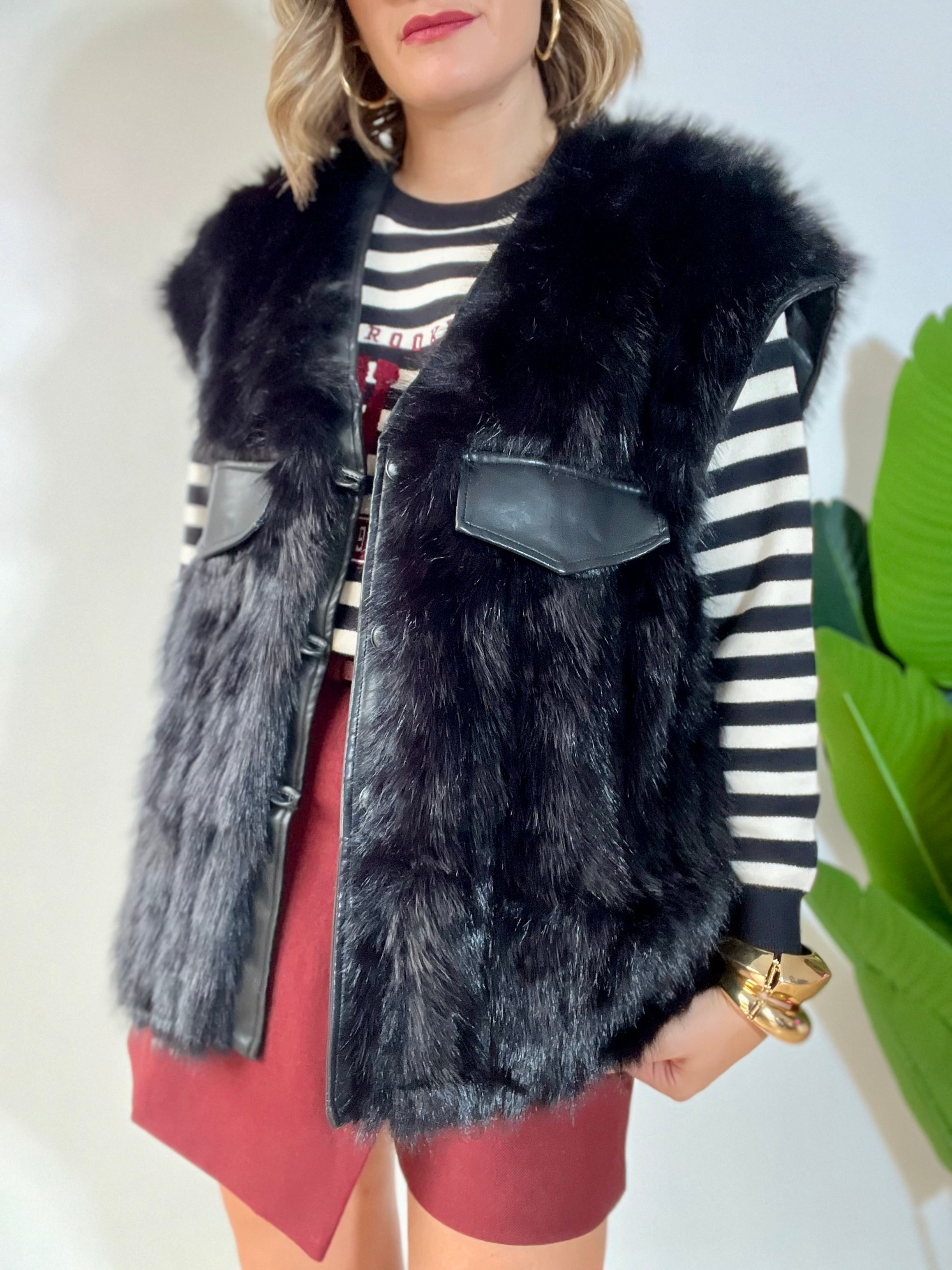 Gilet in ecopelliccia nero con inserti in ecopelle