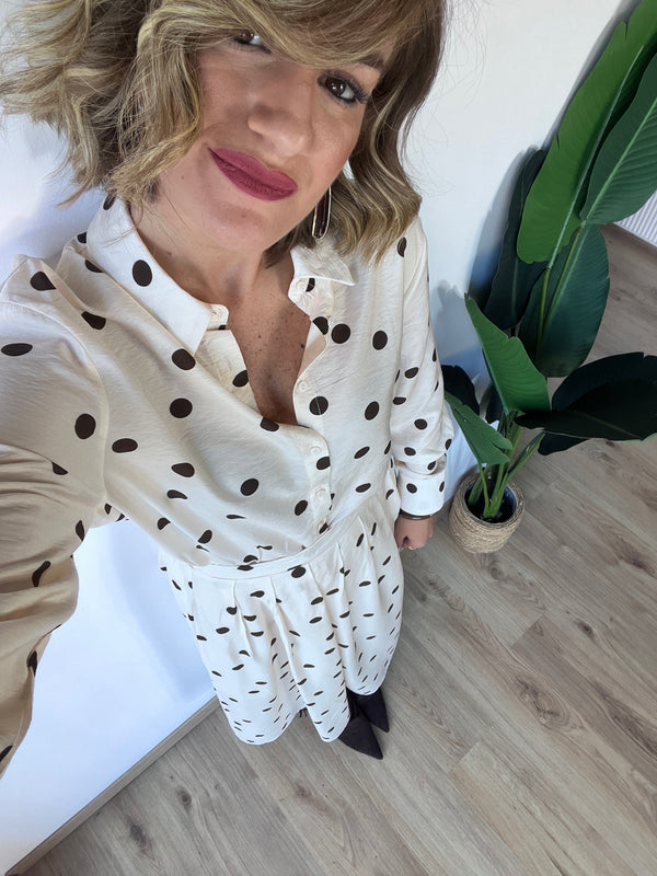 Coordinato beige con camicia e gonna a pois marrone