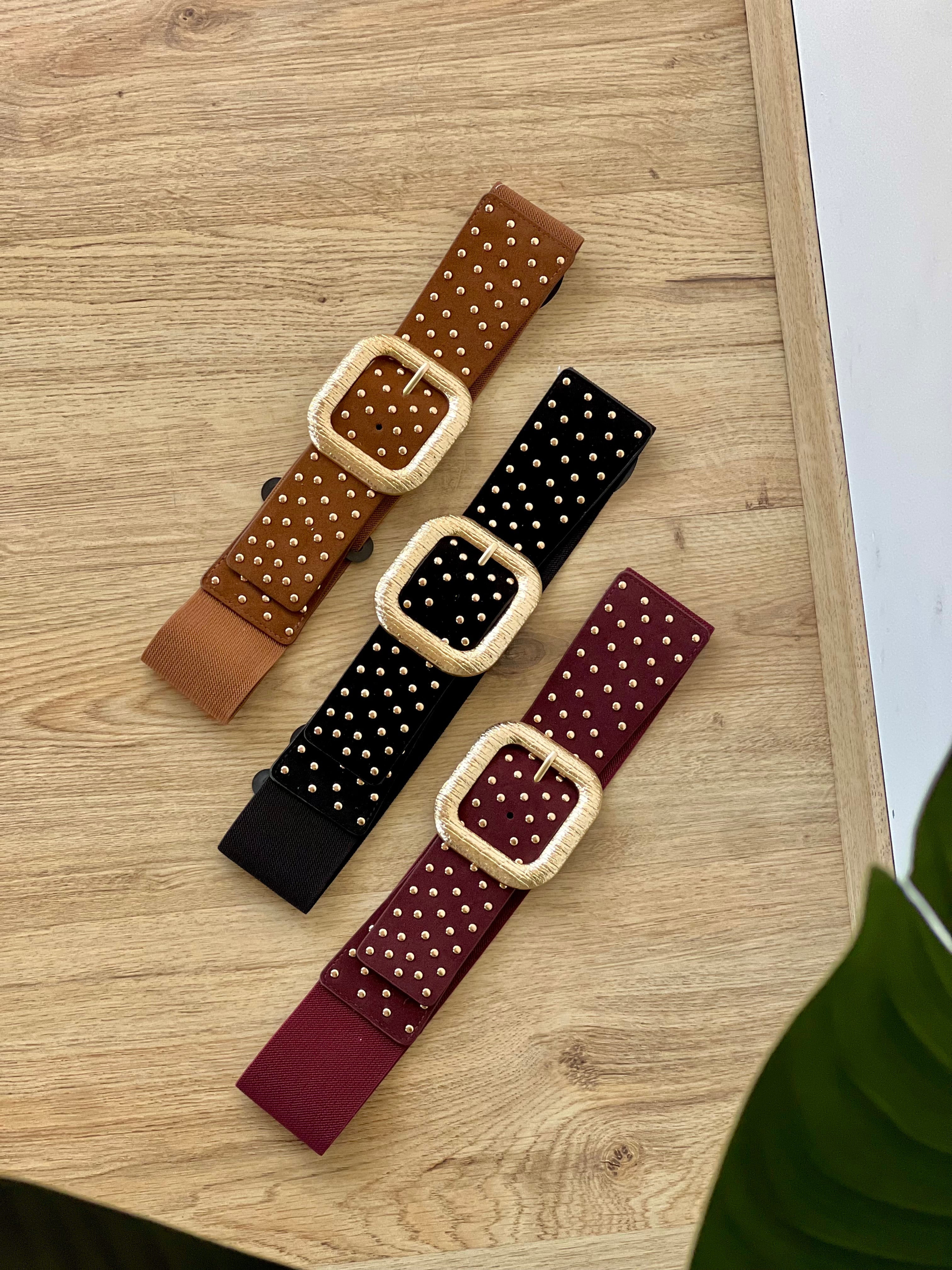 Cintura con mini borchie e fibbia oro