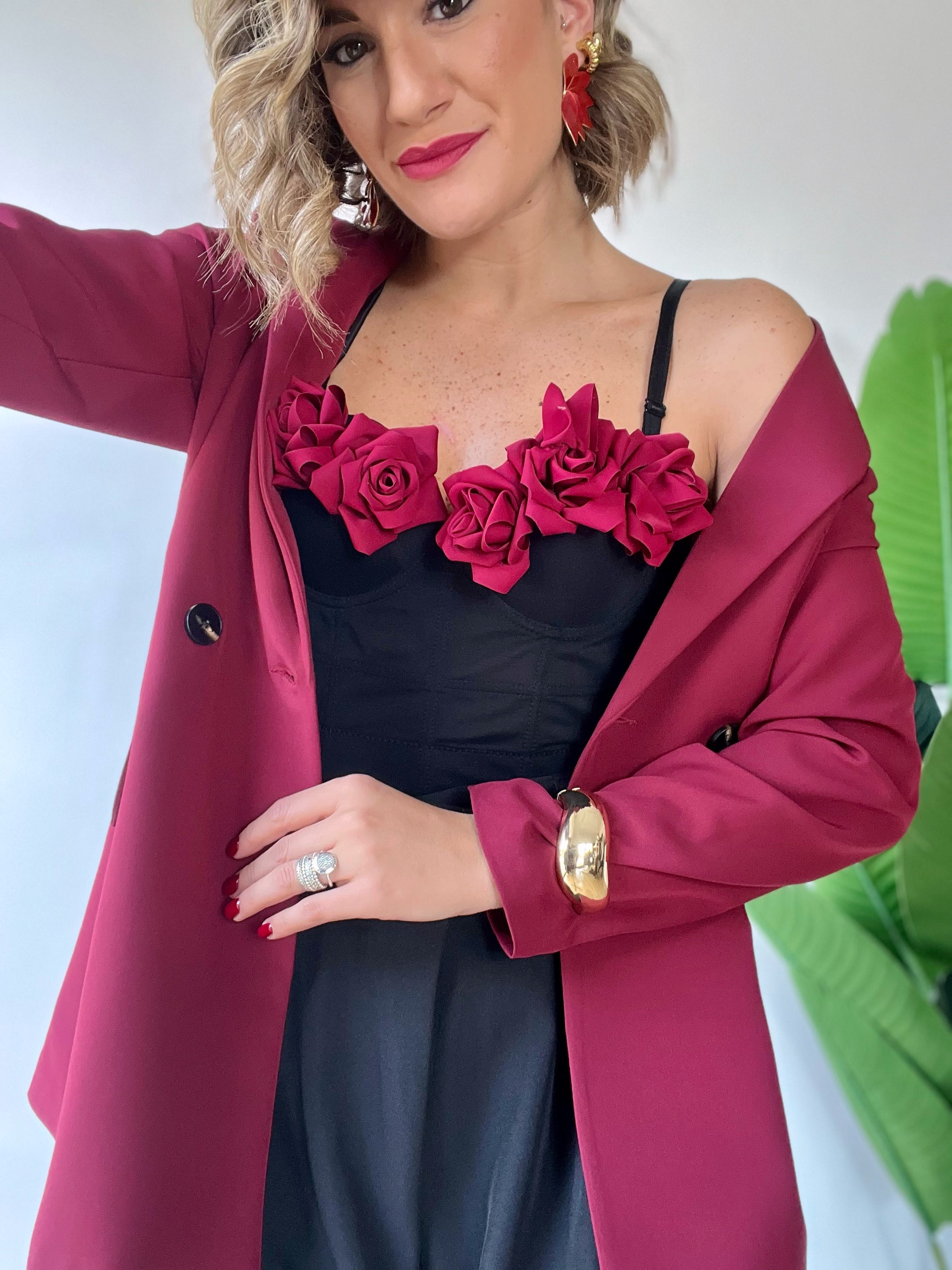 Corpetto nero strutturato con rose bordeaux