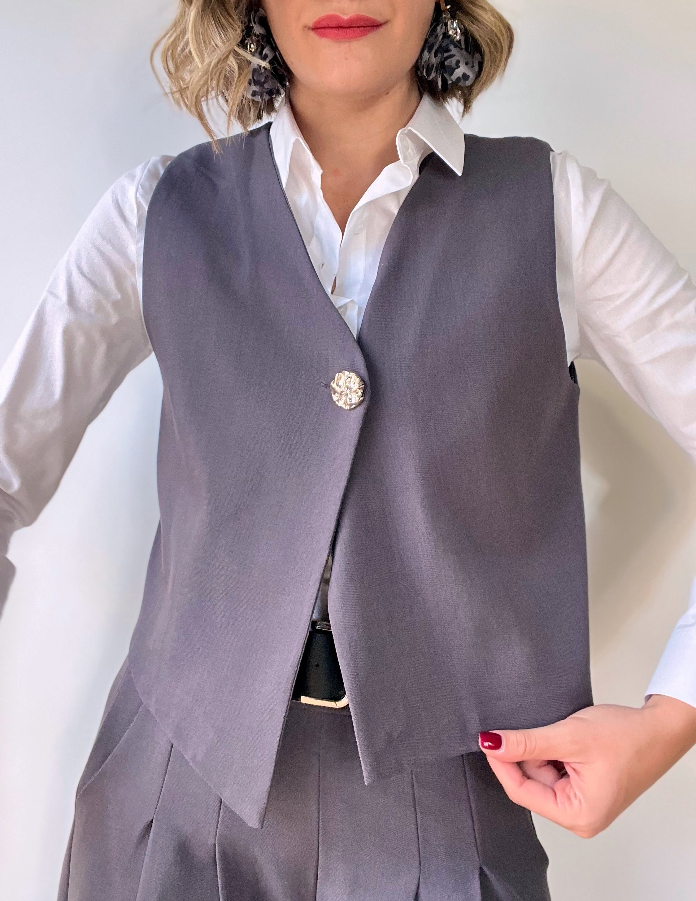 Tailleur grigio con gilet e pantalone largo