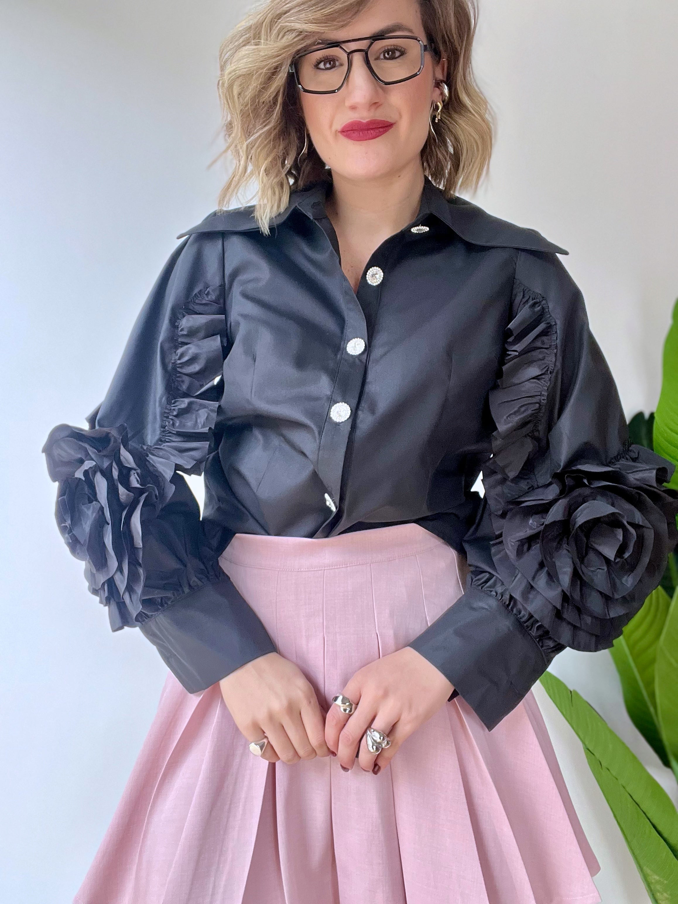 Camicia in cotone con rose sulle maniche e bottoni gioiello