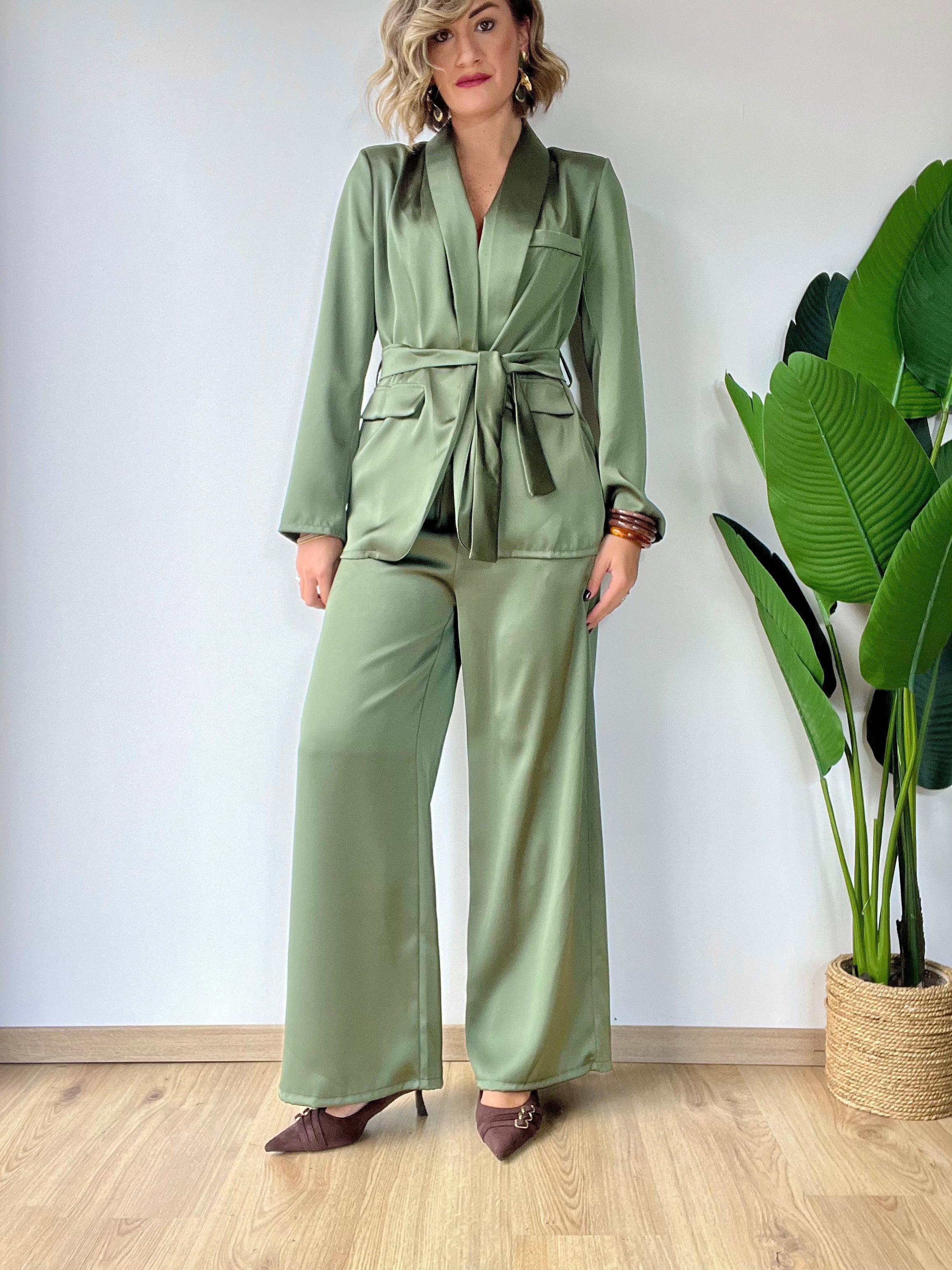 Tailleur con cintura in raso verdone