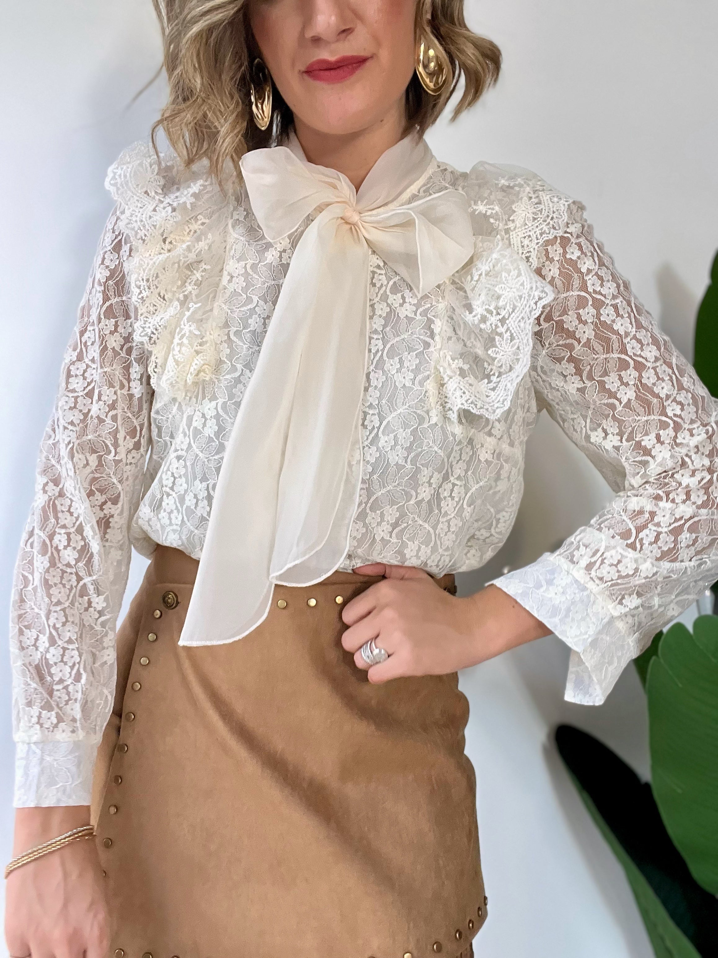 Camicia beige in pizzo con fiocco