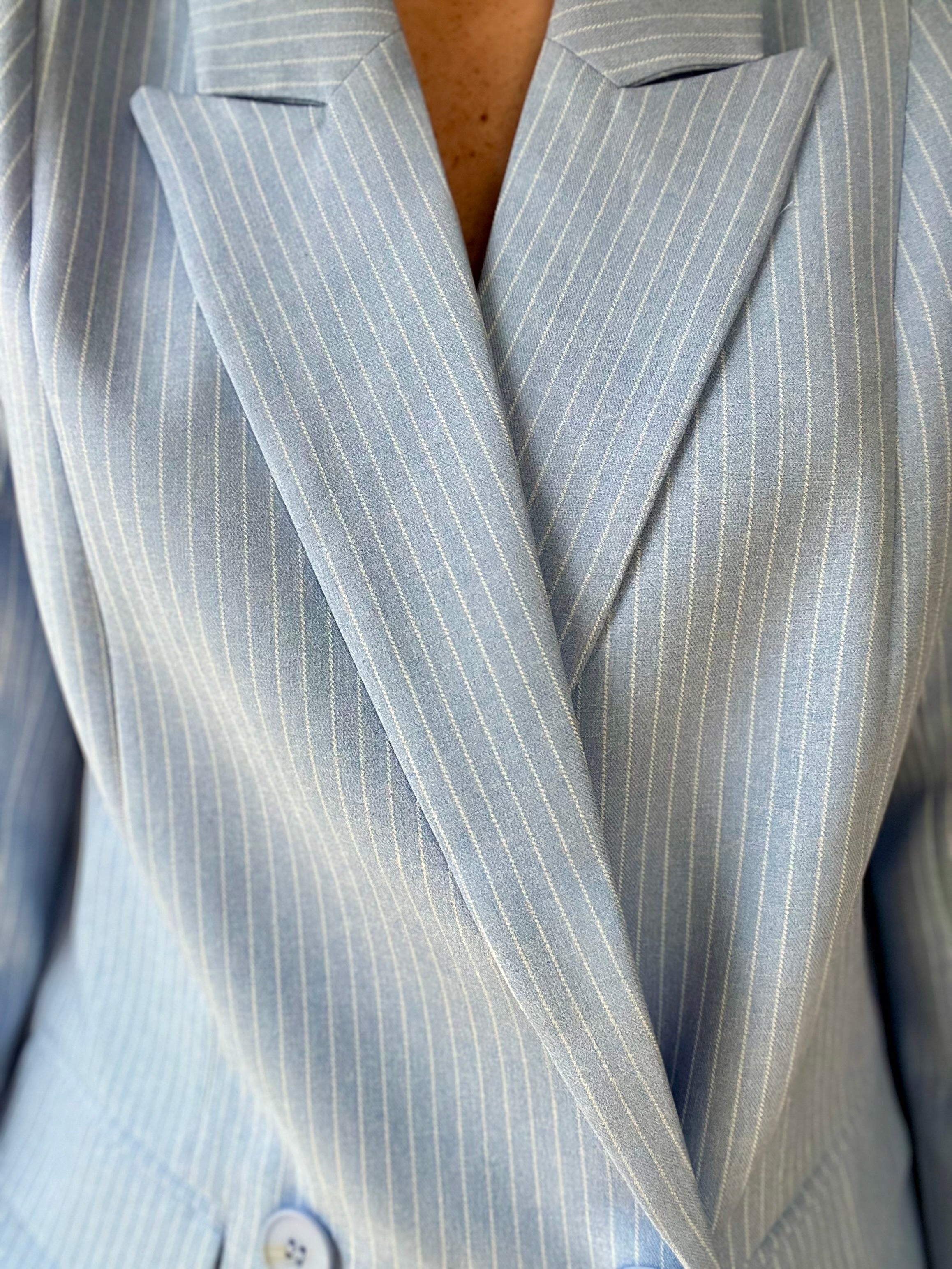 Tailleur gessato celeste doppiopetto