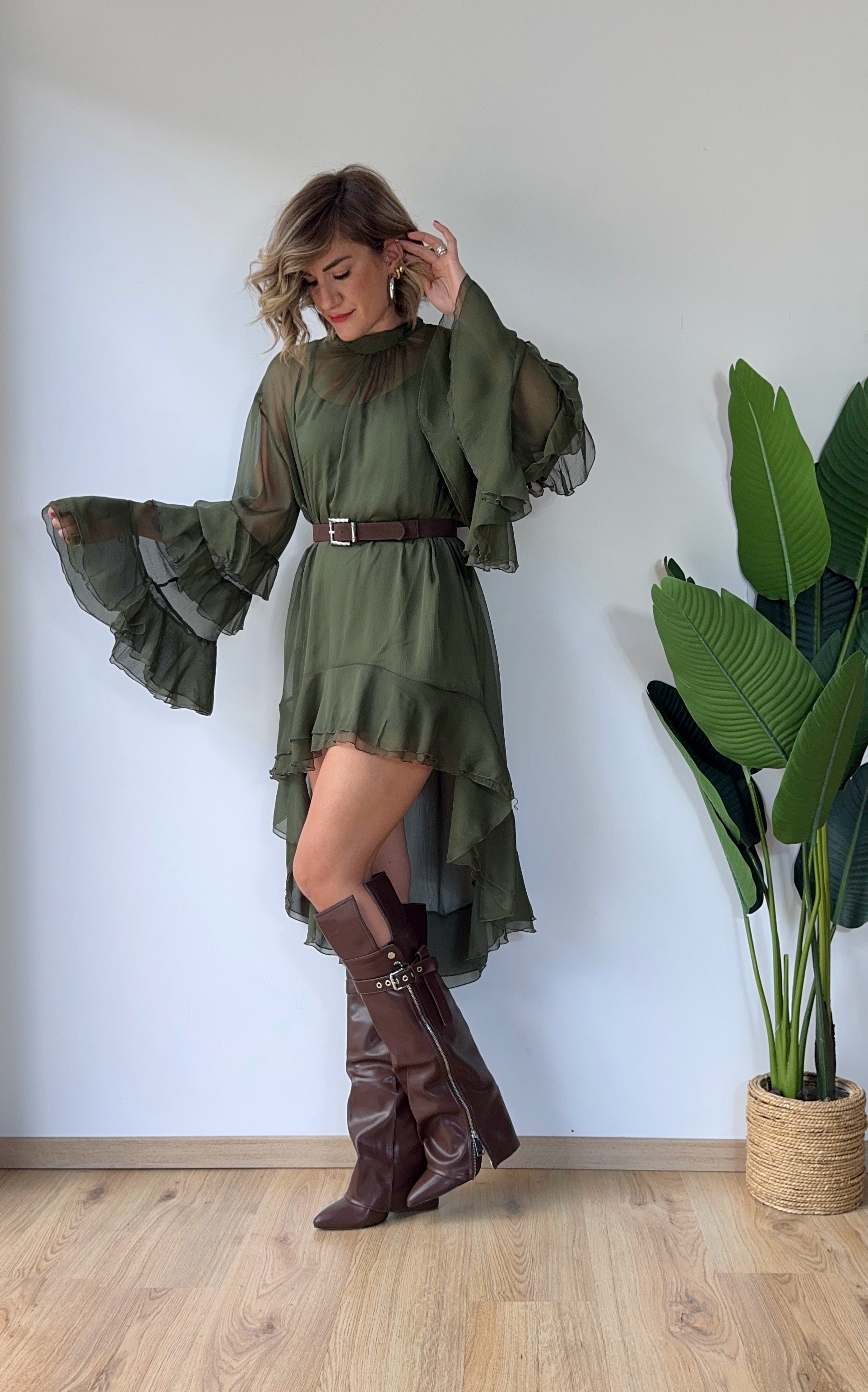 Vestito in velo verde corto avanti e più lungo sul retro