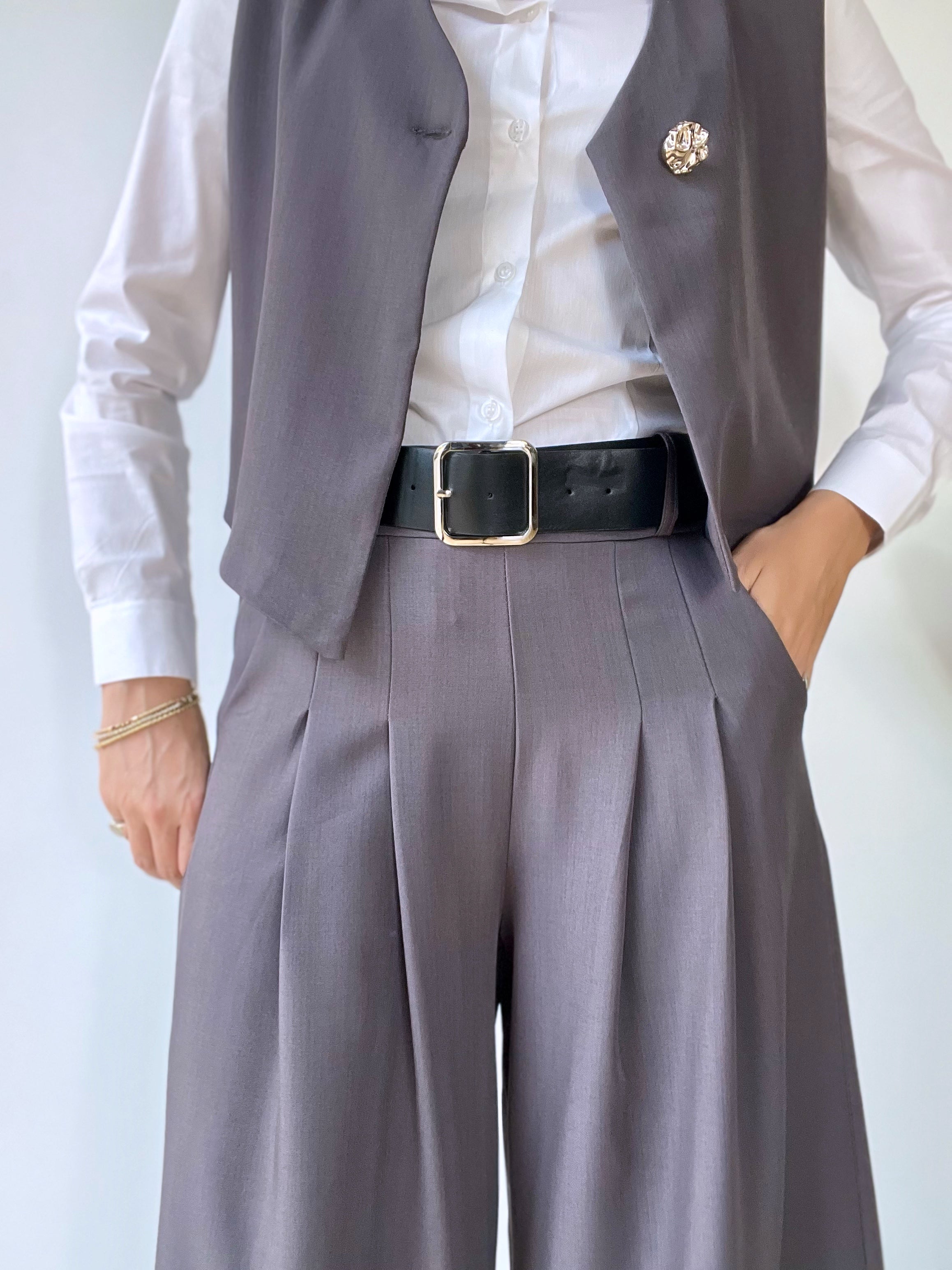 Tailleur grigio con gilet e pantalone largo