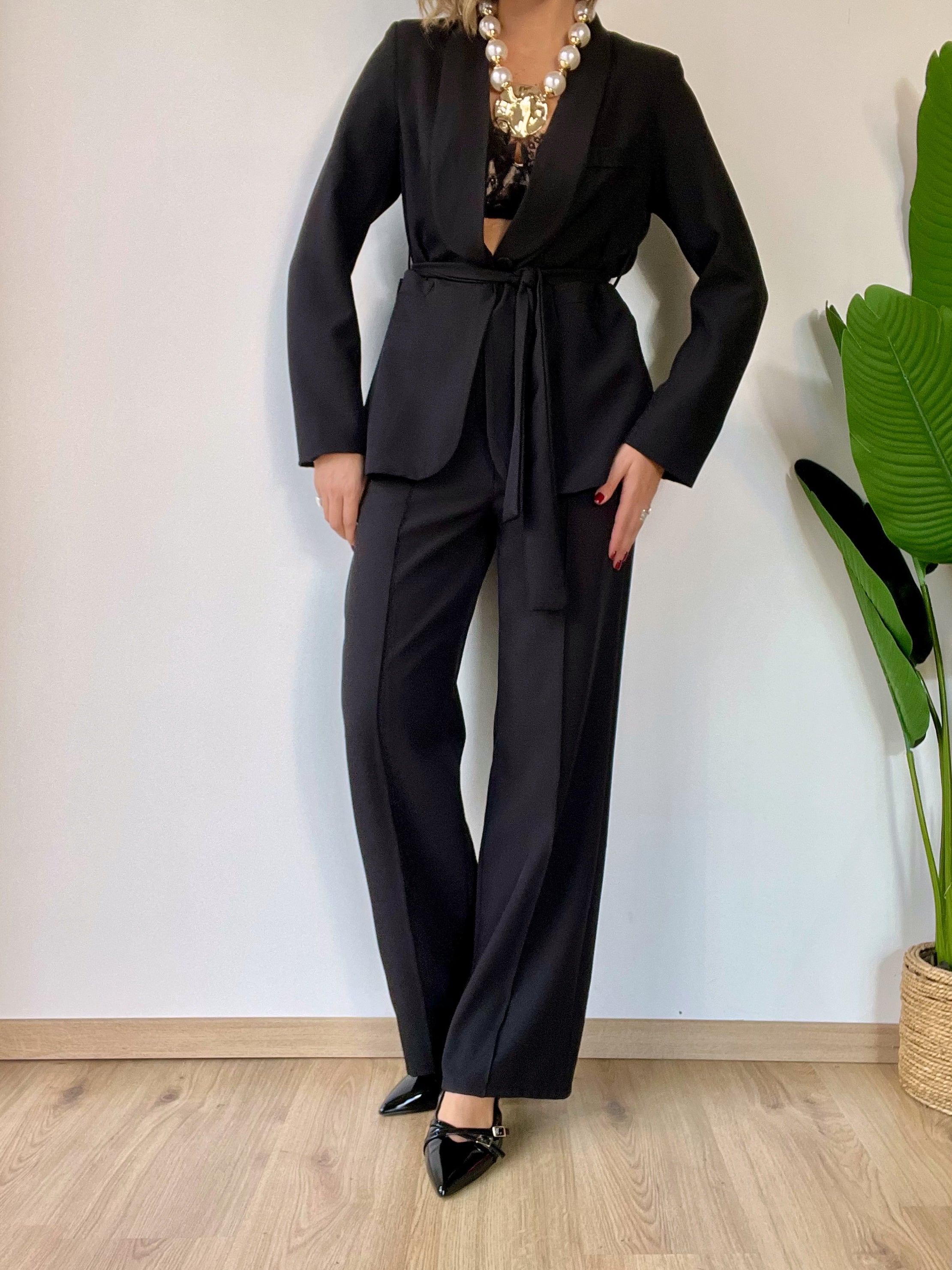 Tailleur nero con blazer kimono annodato