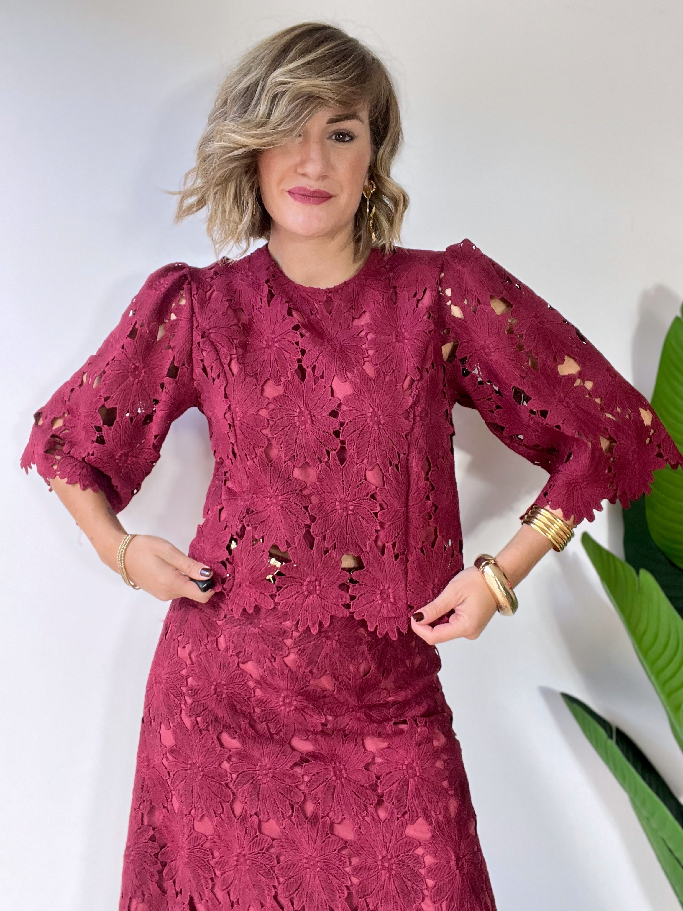 Coordinato in pizzo bordeaux con gonna