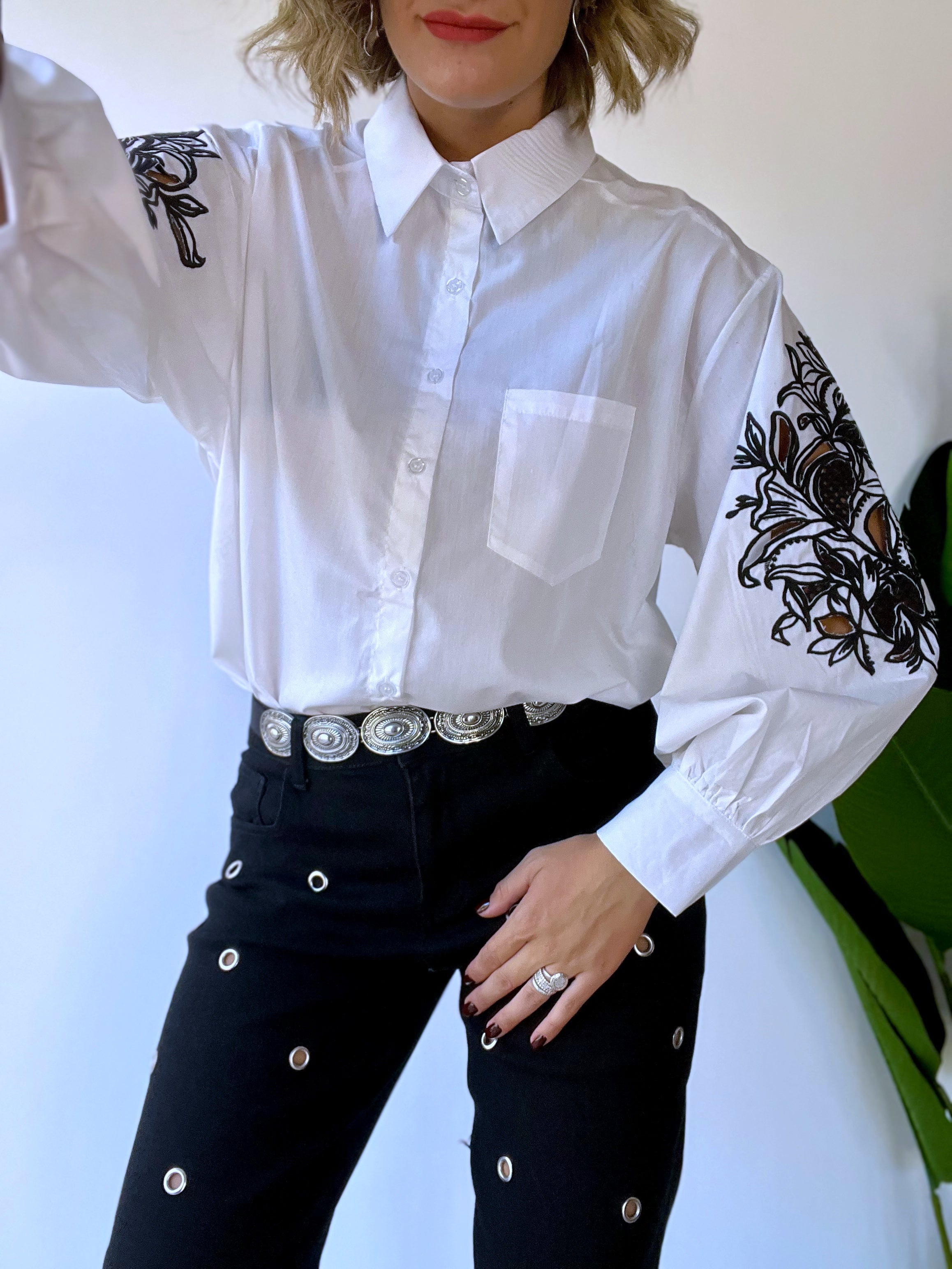 Camicia bianca con maniche ricamate