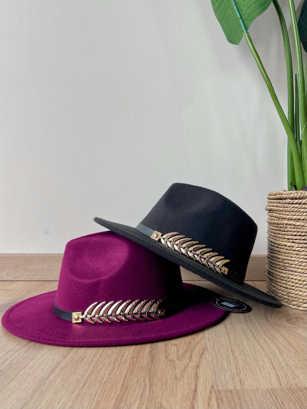 Cappello falsa con braccialetto