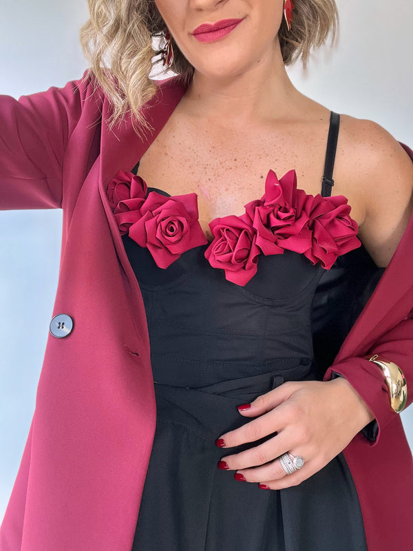 Corpetto nero strutturato con rose bordeaux