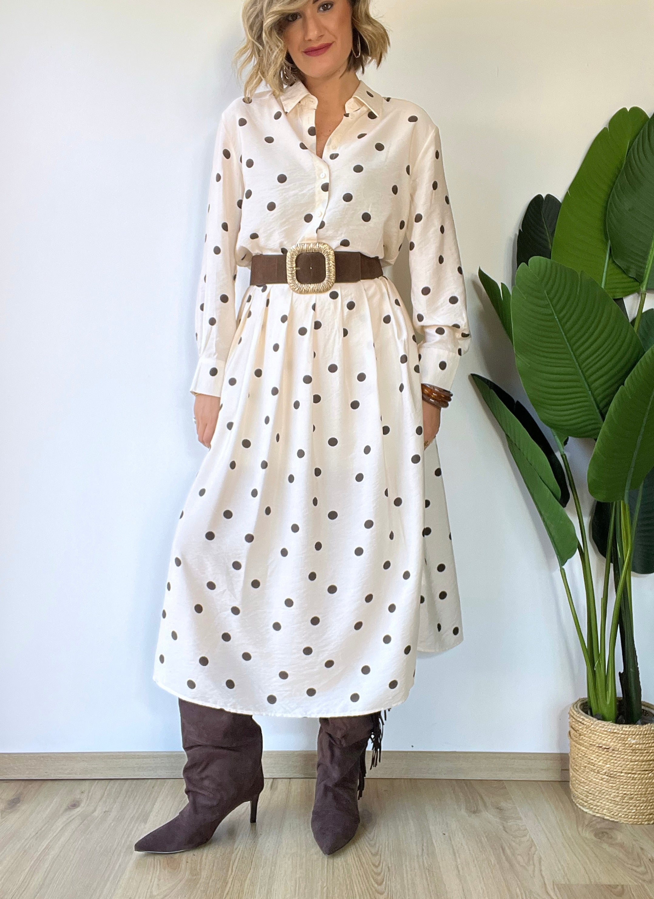 Coordinato beige con camicia e gonna a pois marrone