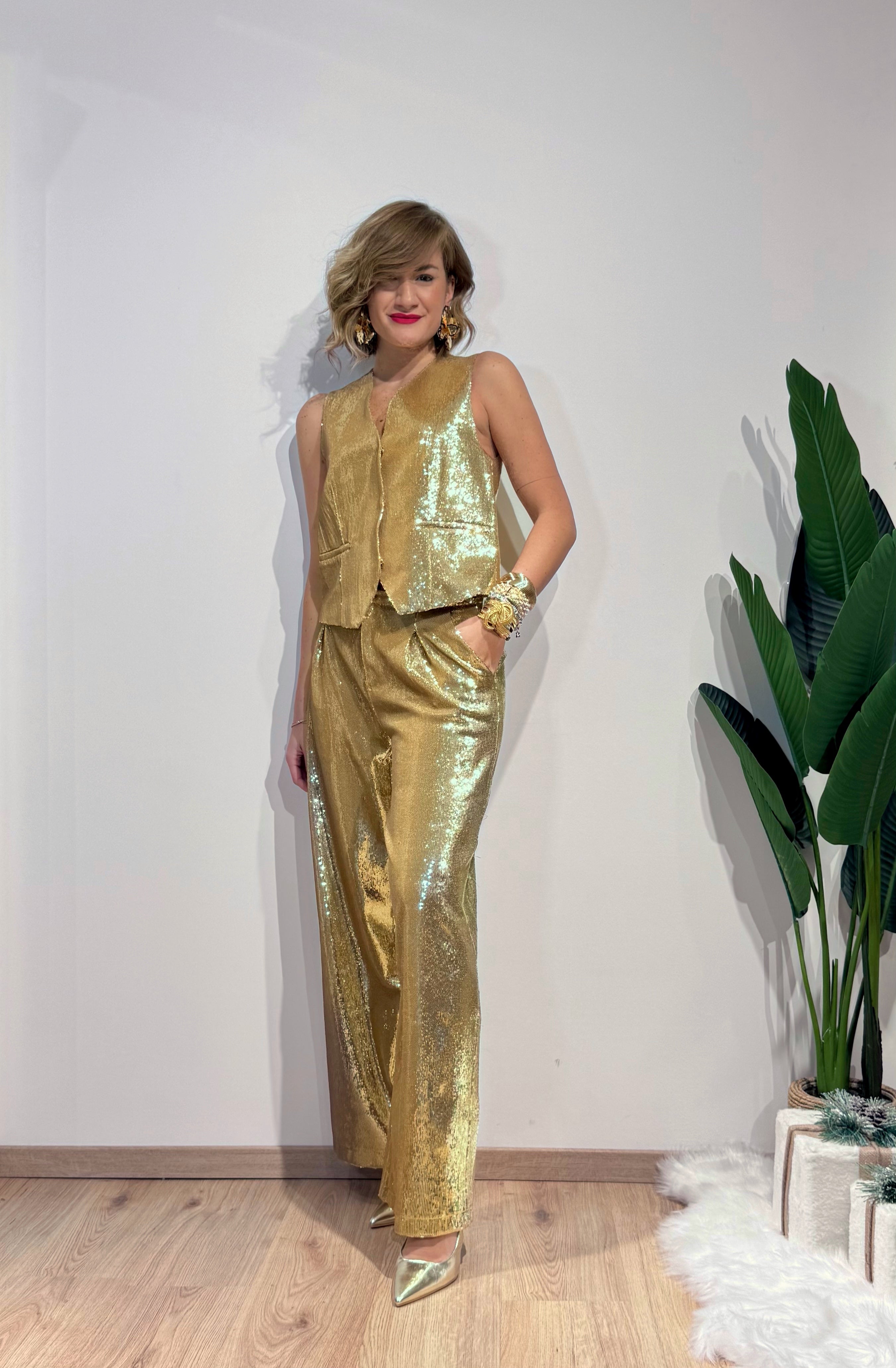 Gilet in paillettes oro con bottoni