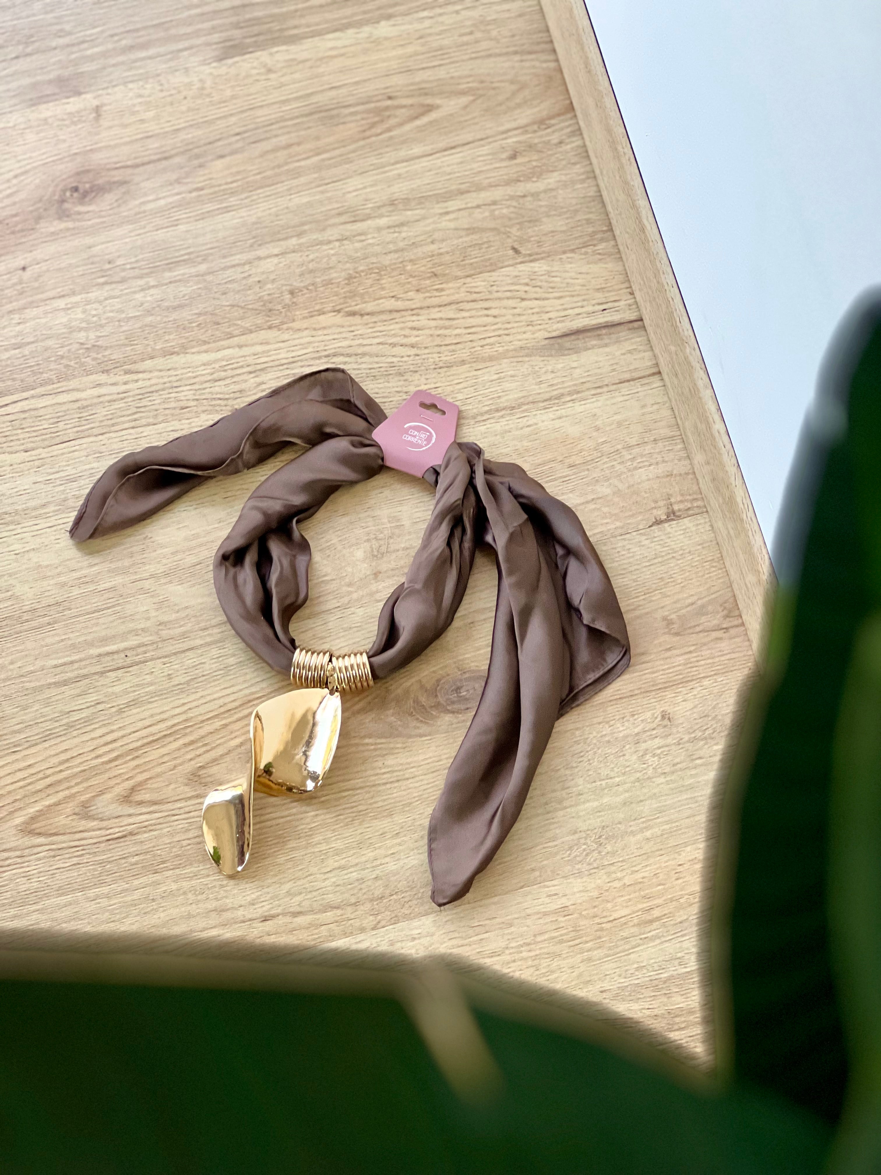 Colla foulard marrone con ciondolo oro