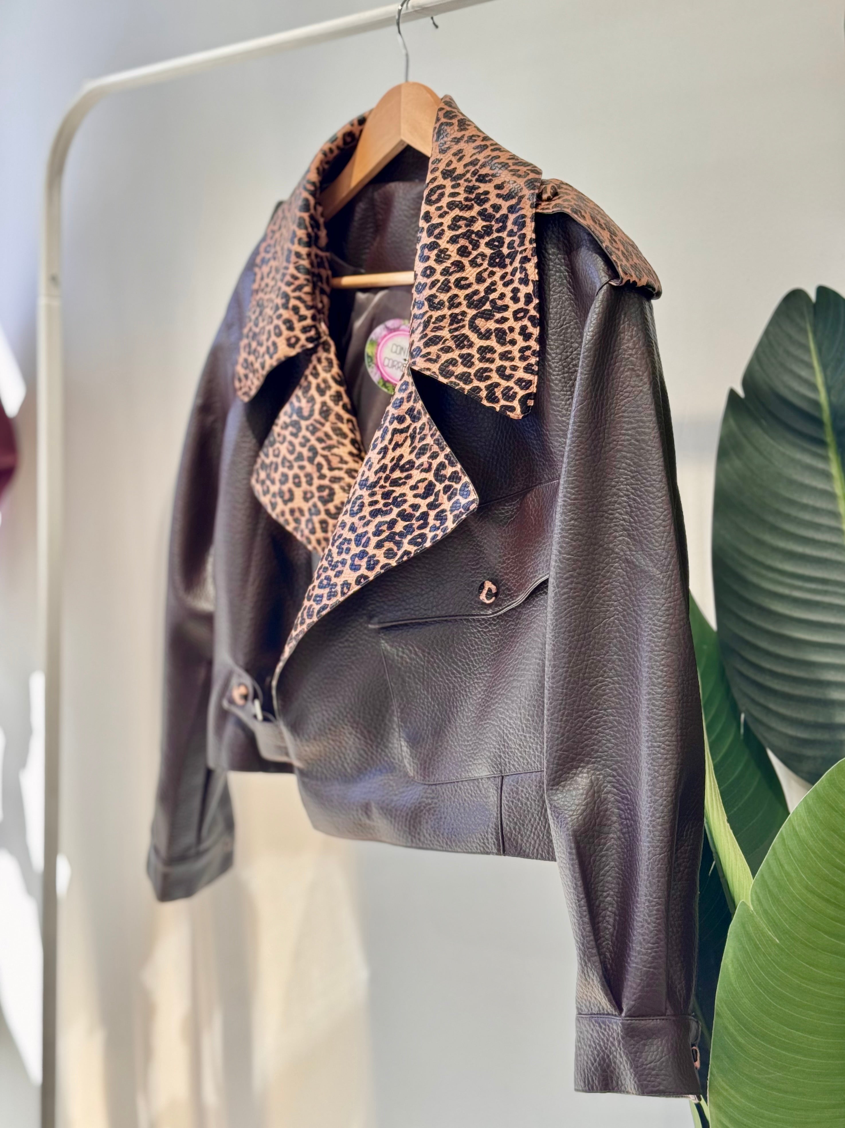 Chiodo in ecopelle con dettagli animalier