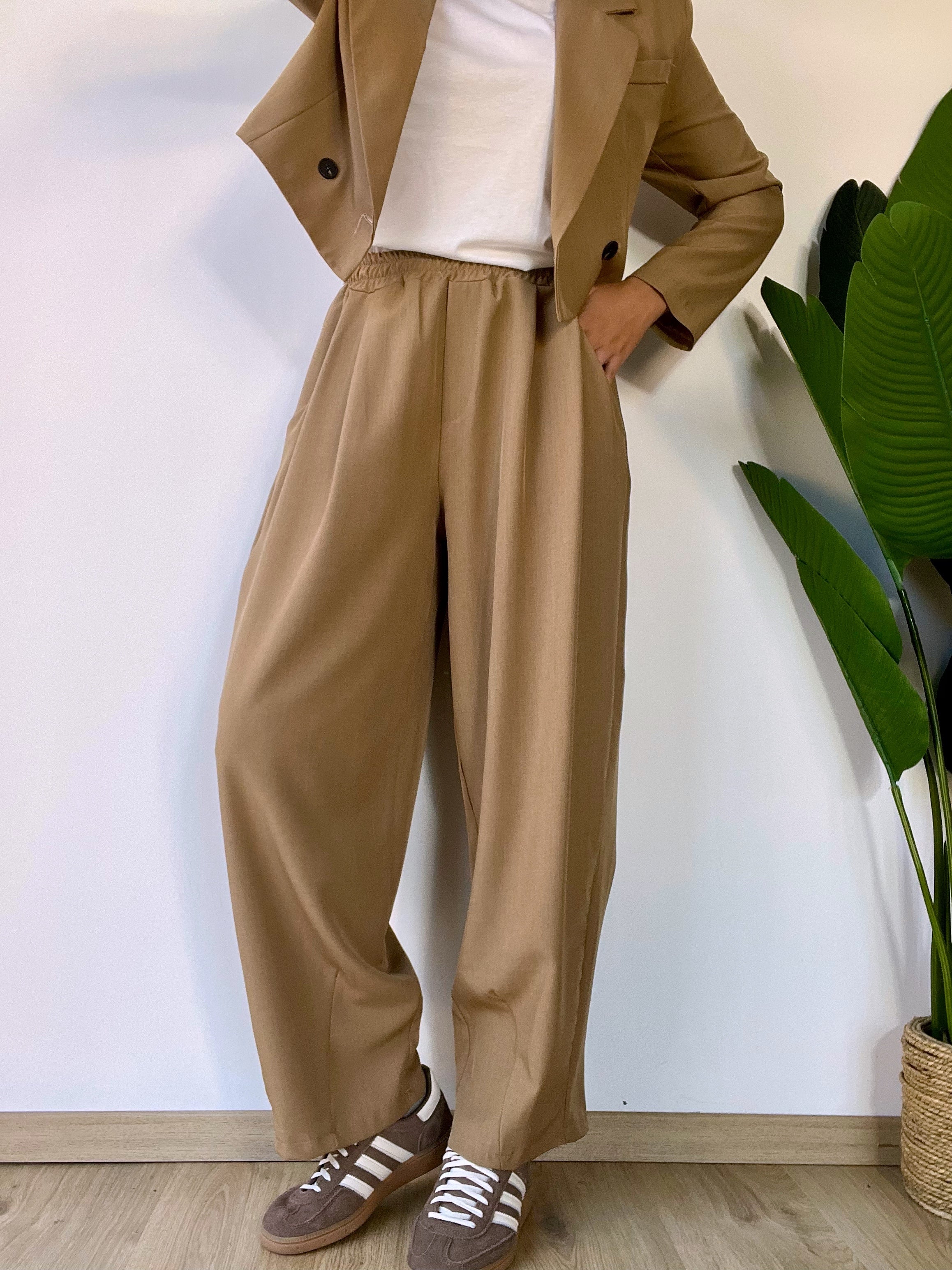 Tailleur con blazer corto e panta balloon beige