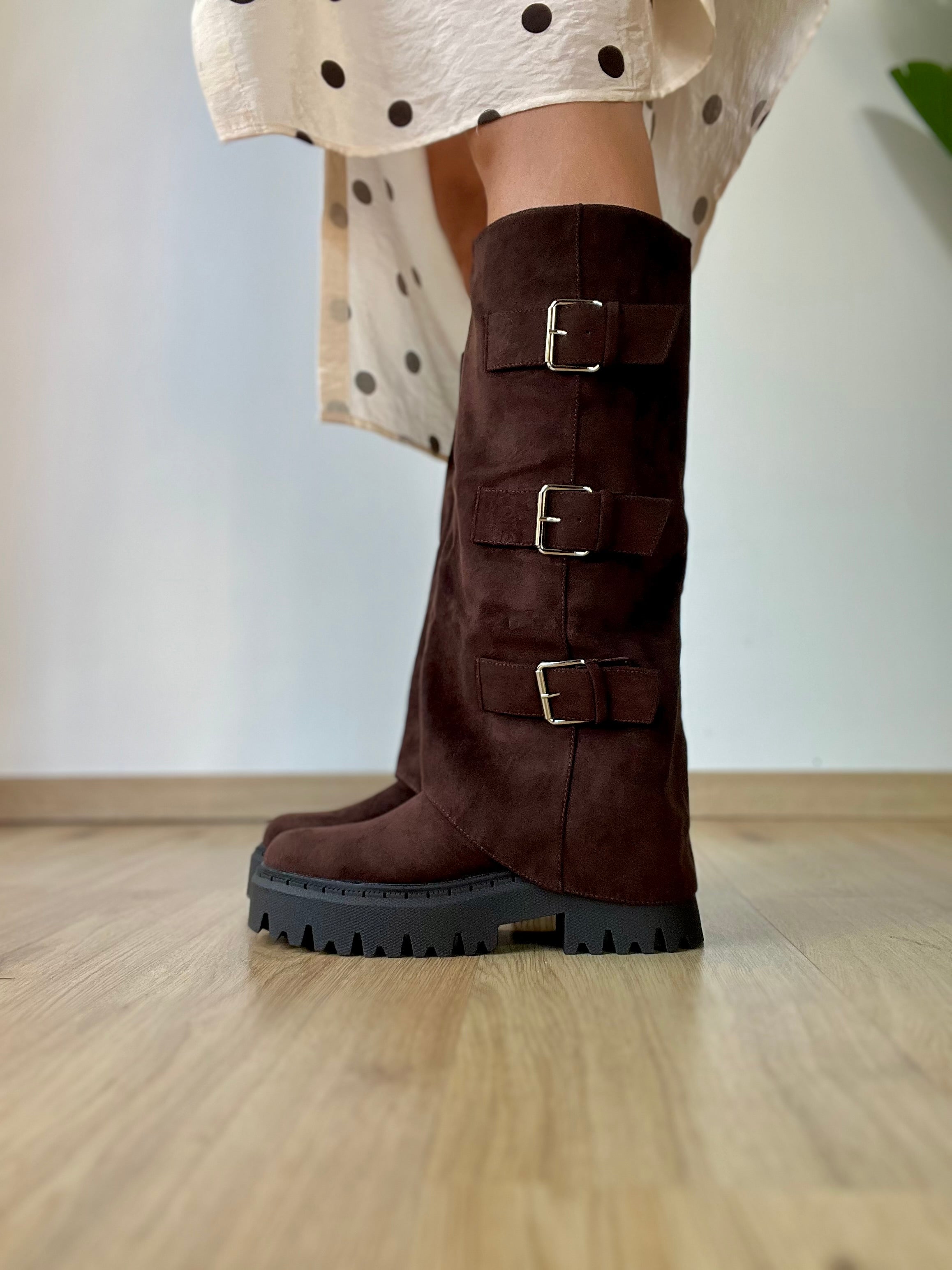 Biker con fibbie in camoscio marrone