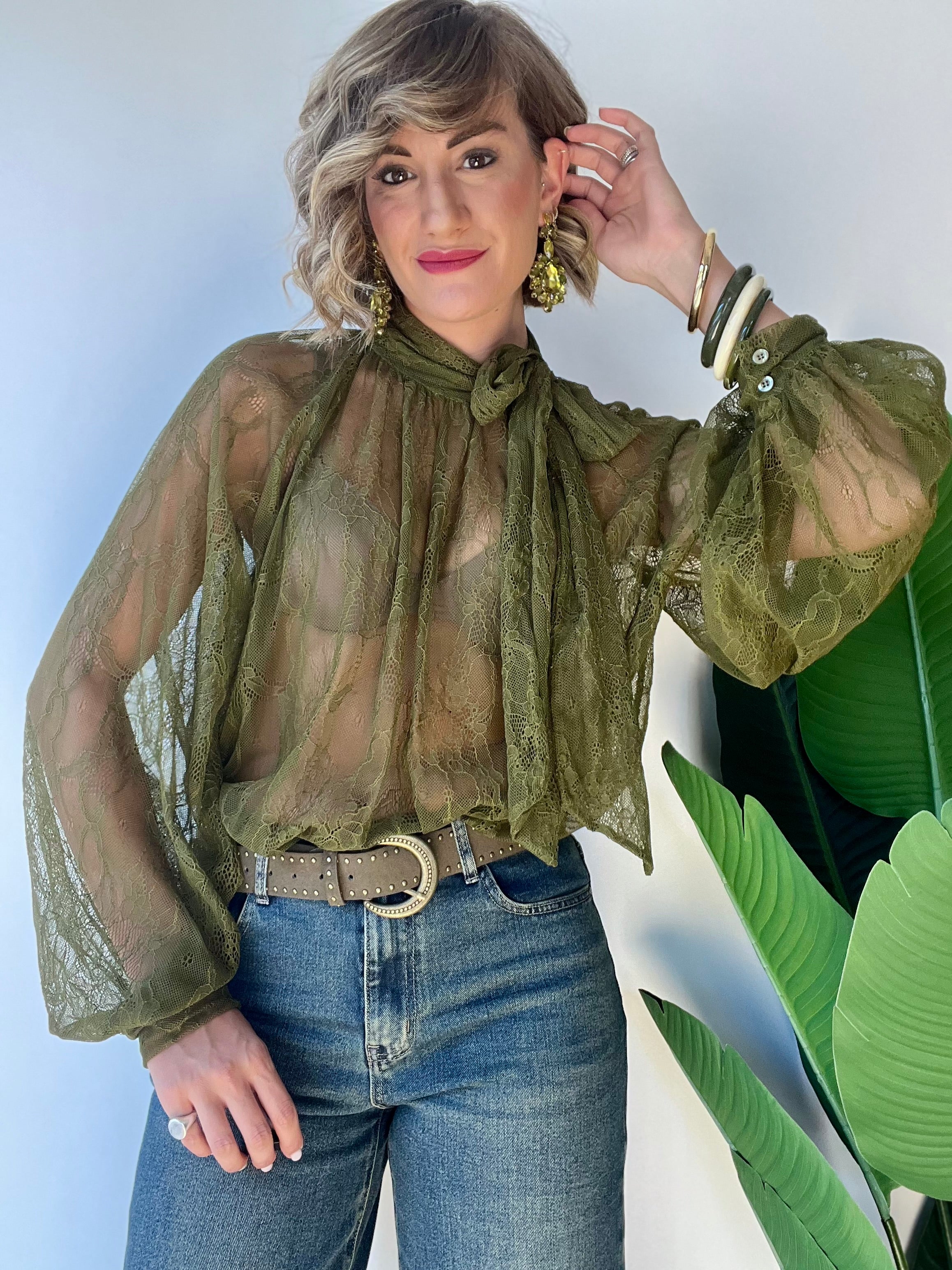 Camicia in pizzo con fiocco sul collo