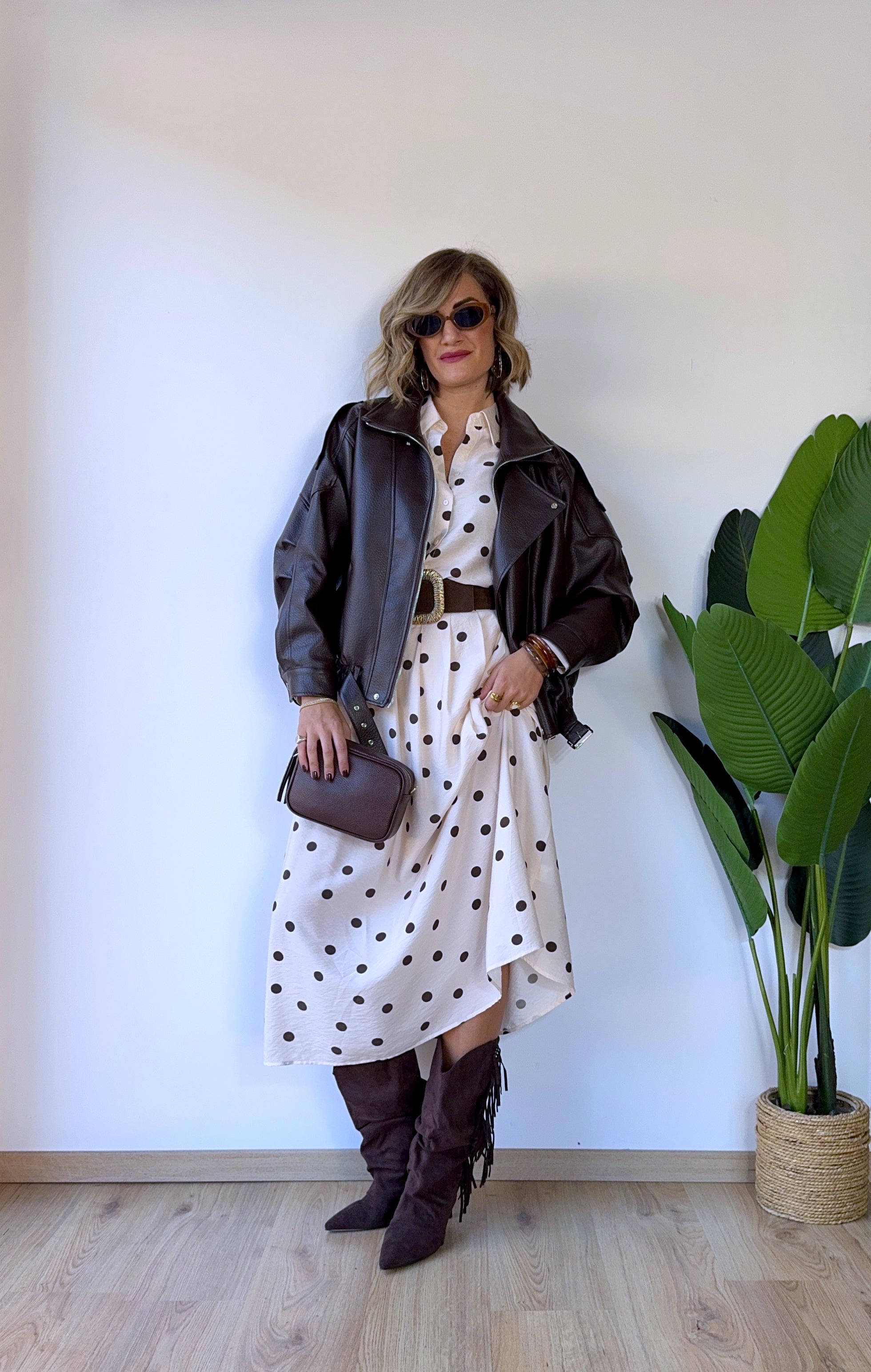Coordinato beige con camicia e gonna a pois marrone
