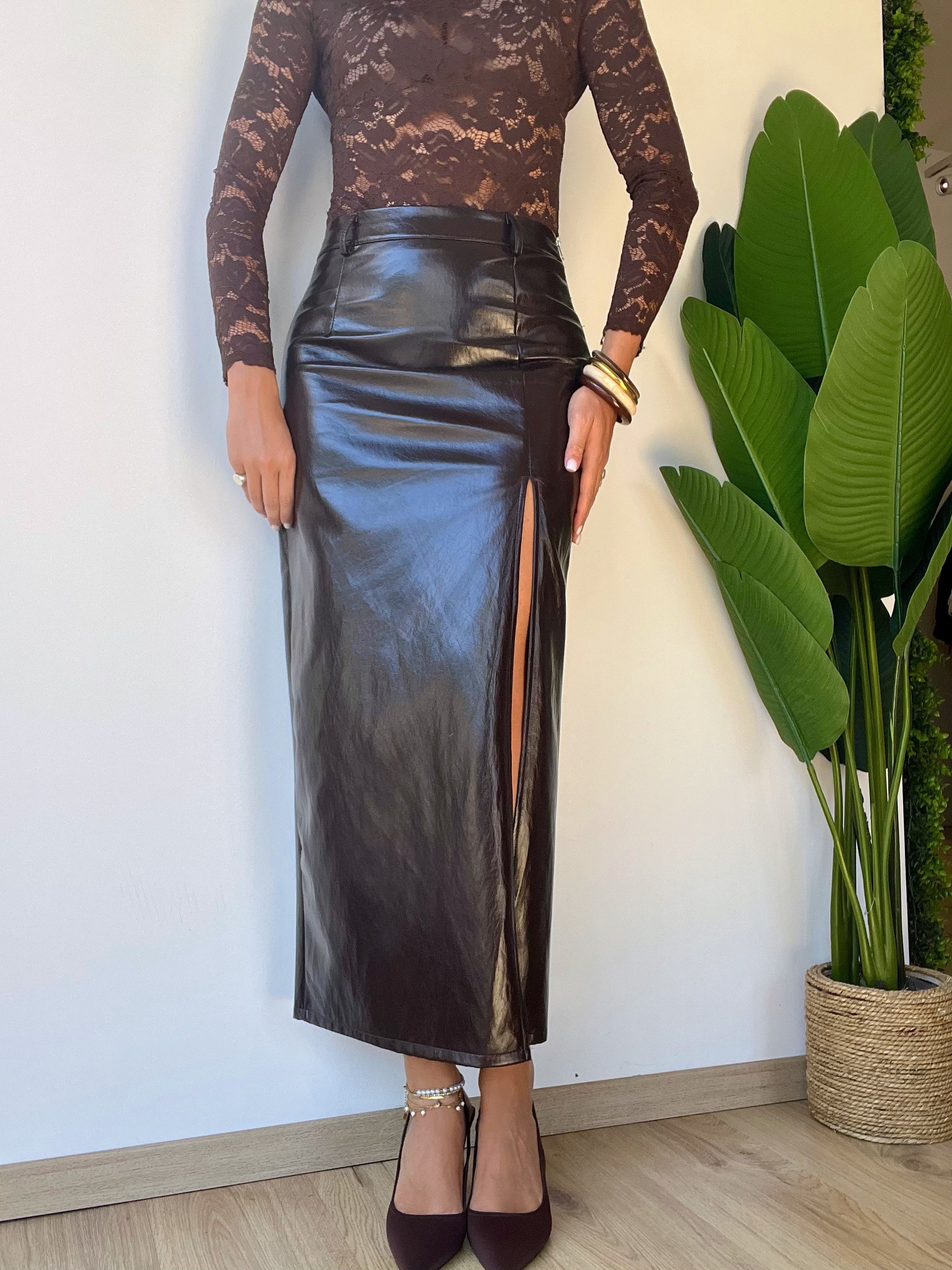 Longuette lucida con spacco marrone scuro