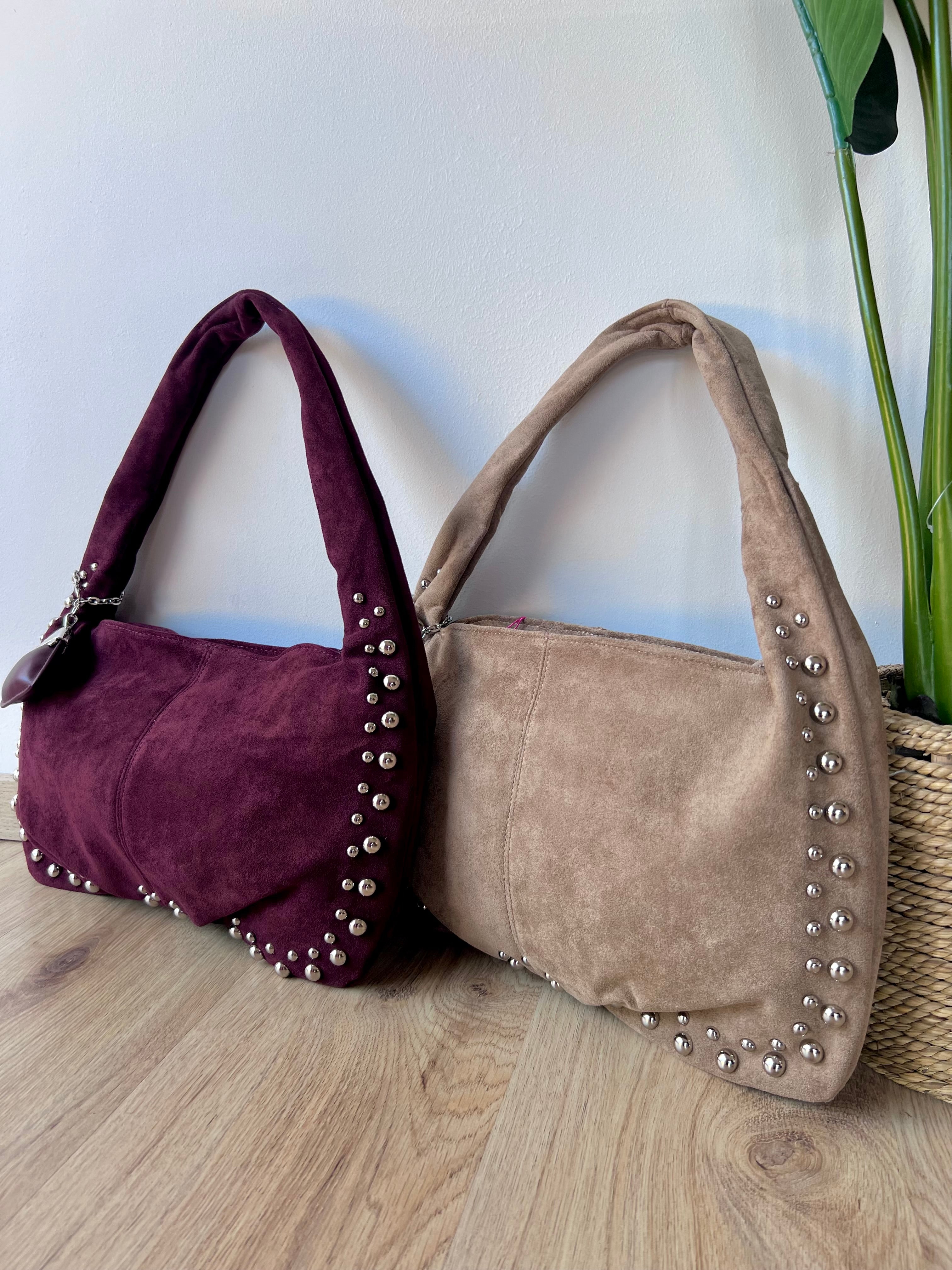 Borsa scamosciata con borchie