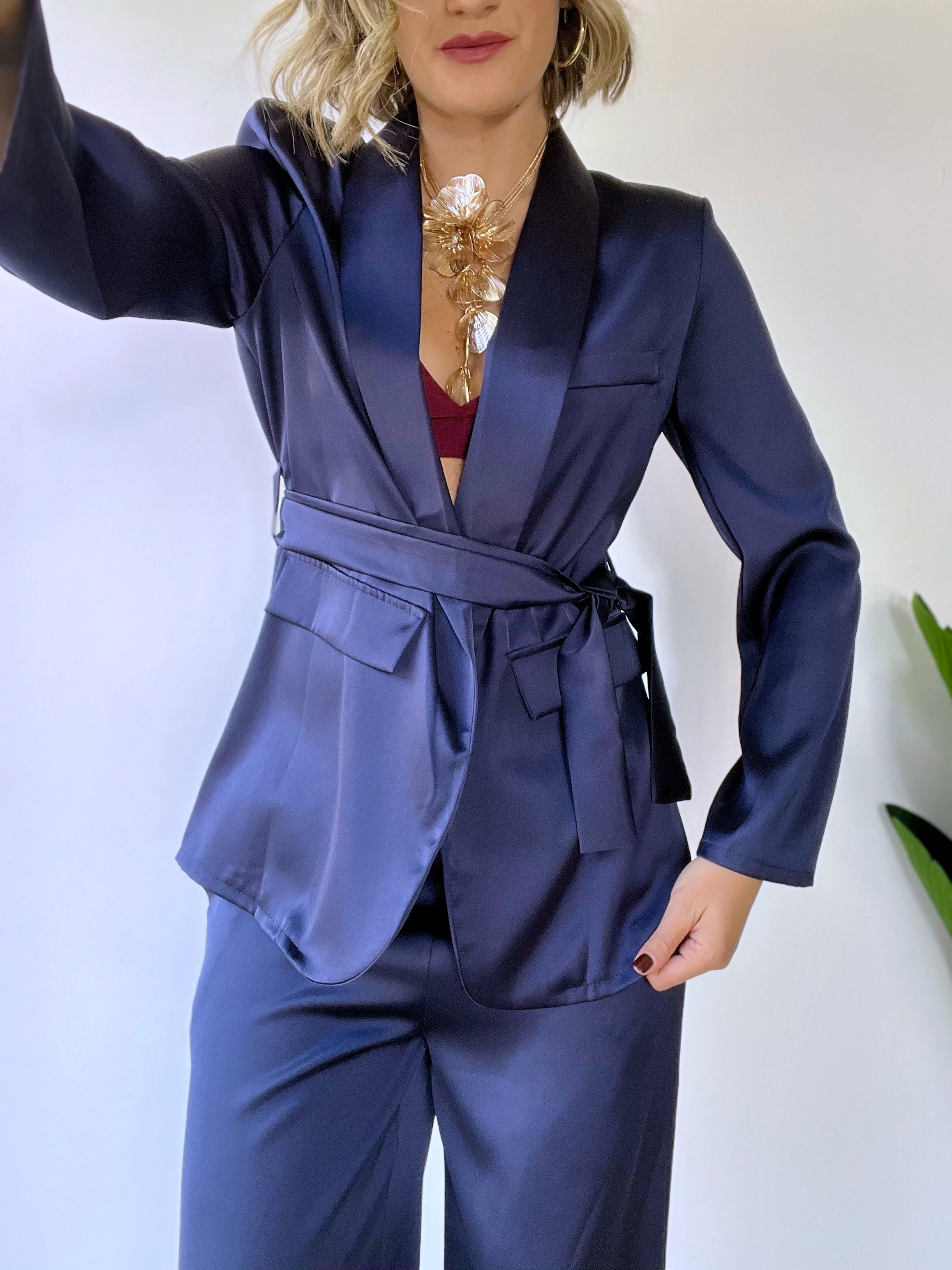 Tailleur con cintura in raso blu notte