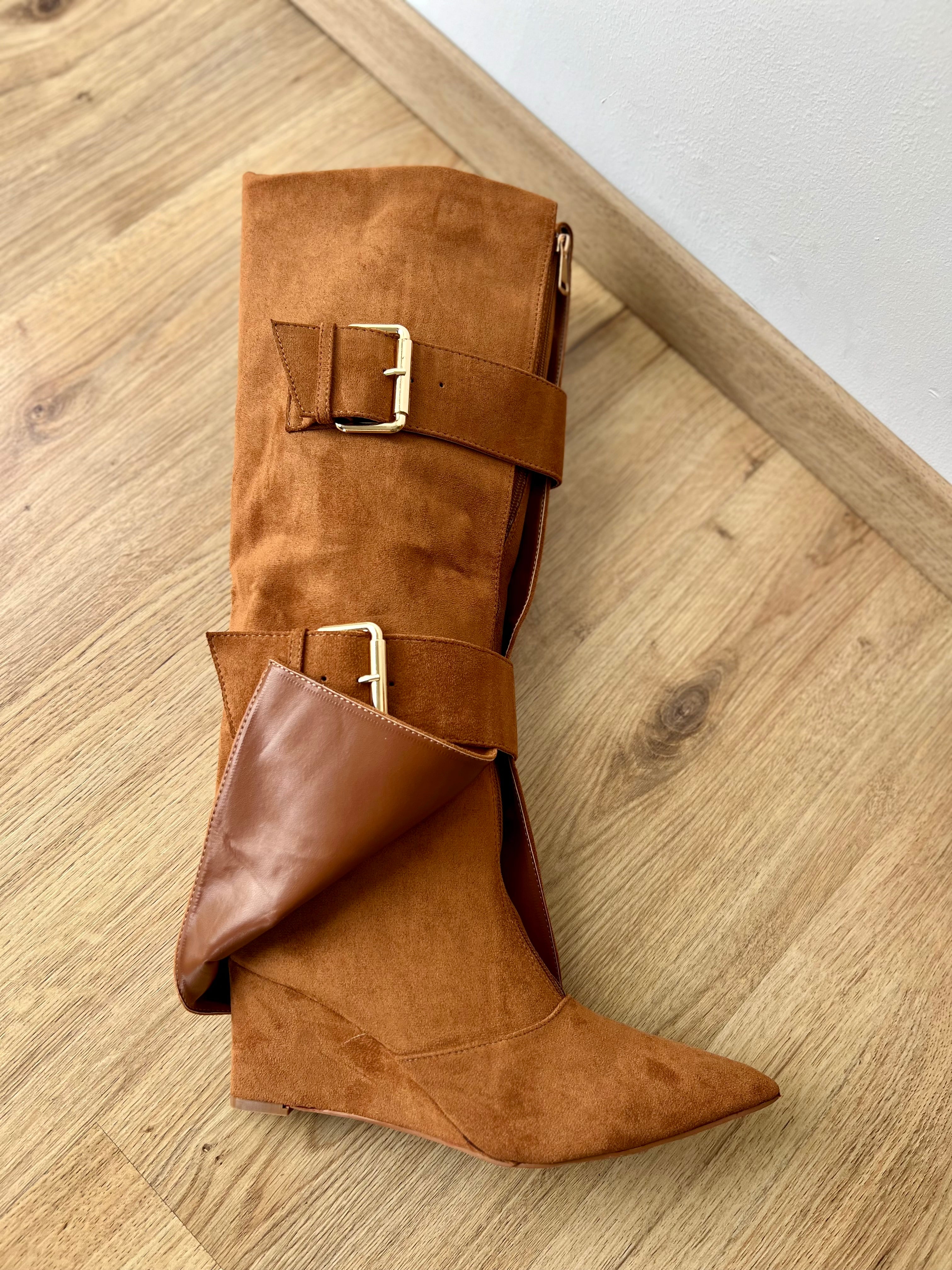 Stivale in camoscio cammello con fibie