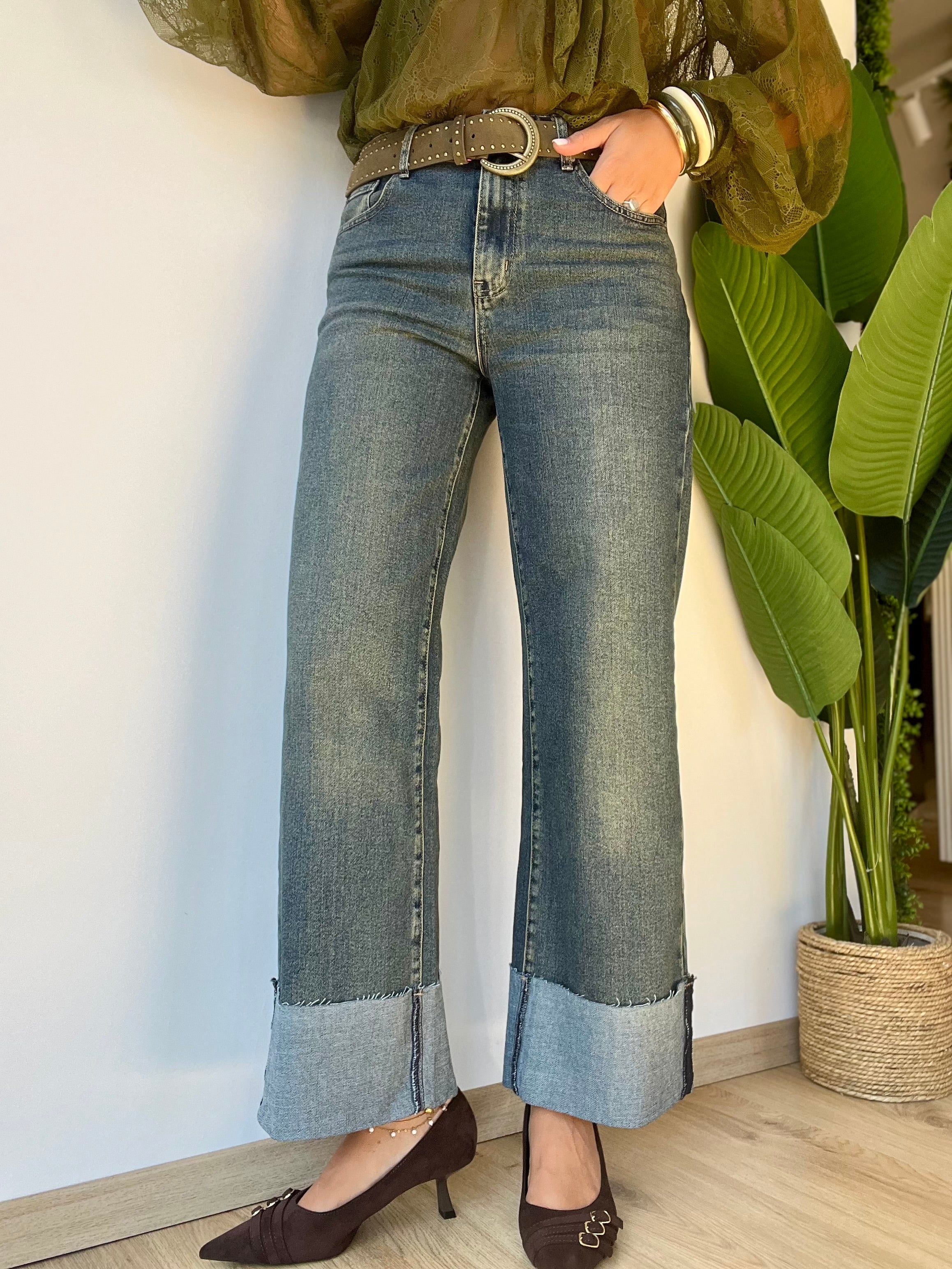 Jeans sabbiato con risvolto
