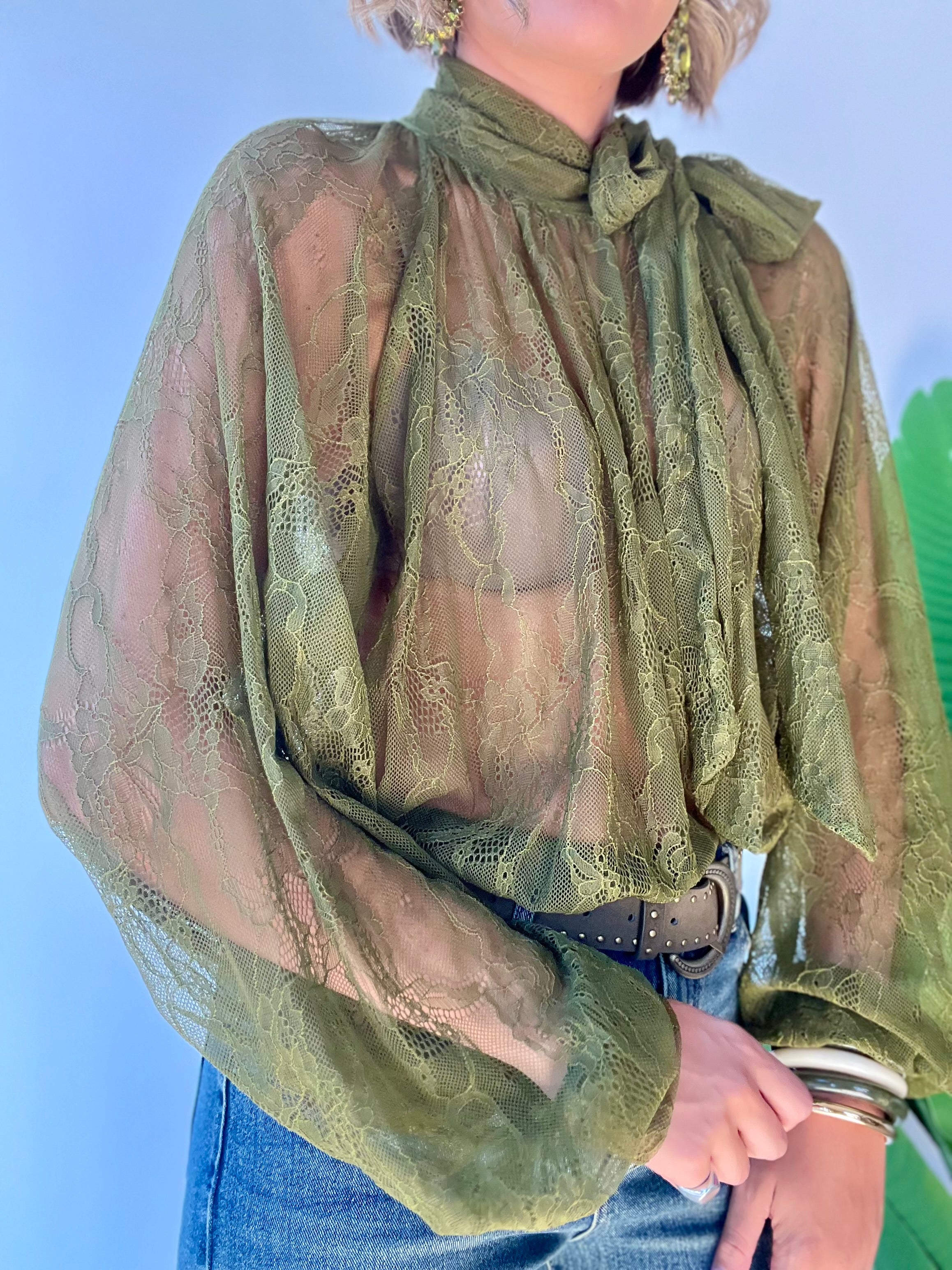Camicia in pizzo con fiocco sul collo