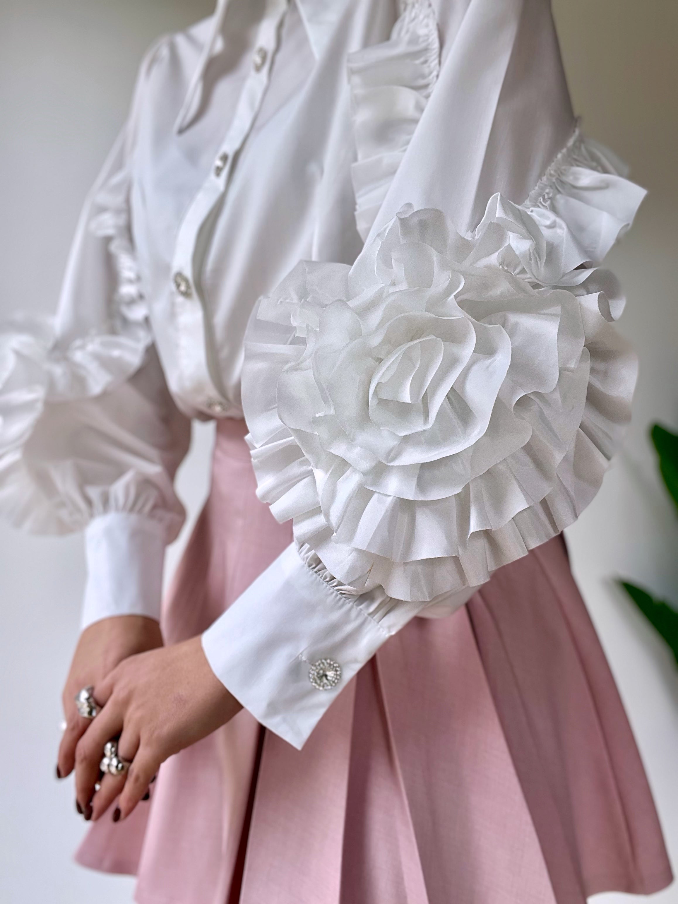 Camicia in cotone con rose sulle maniche e bottoni gioiello