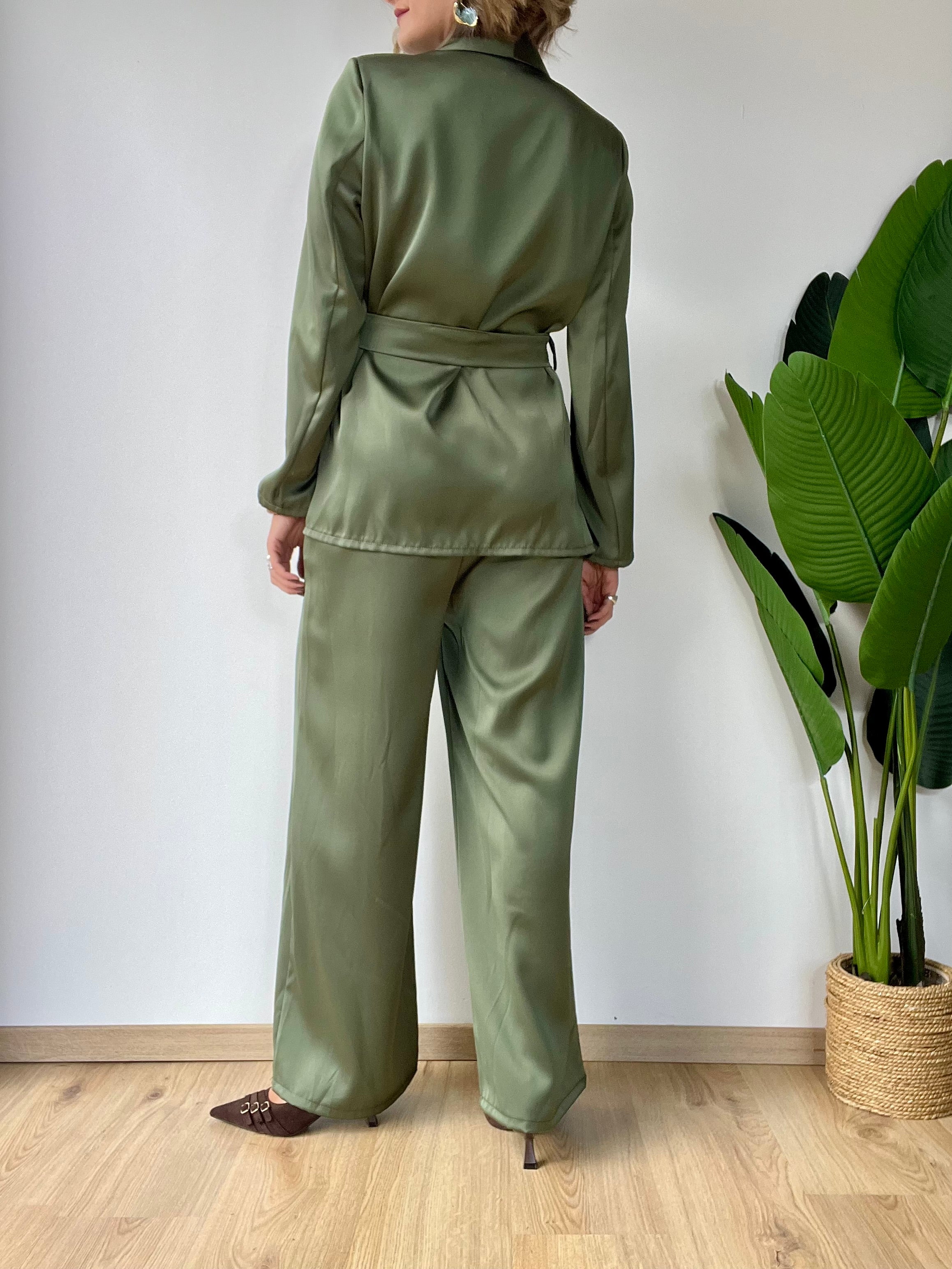 Tailleur con cintura in raso verdone
