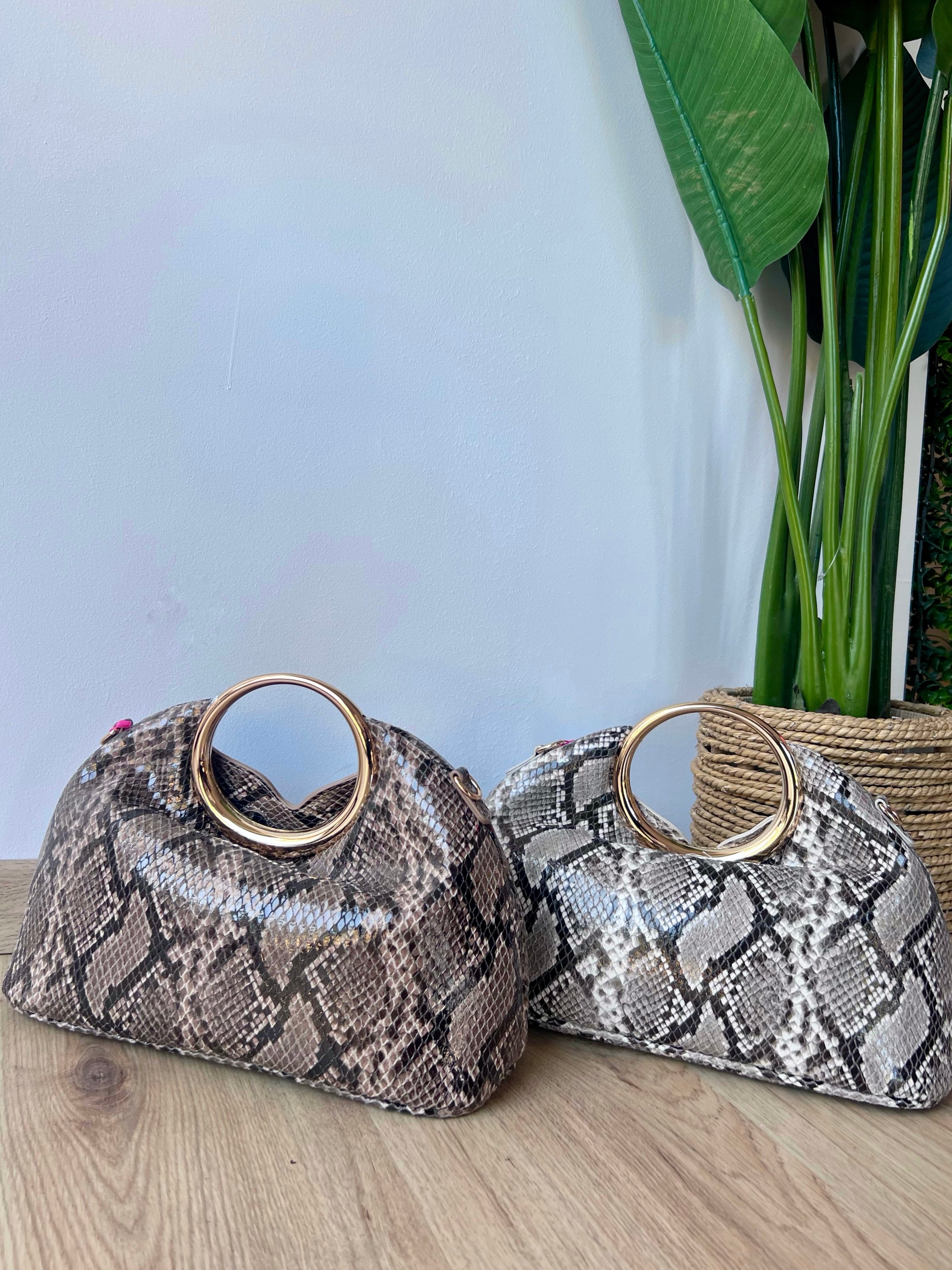 Pochette pitonata con manico rigido