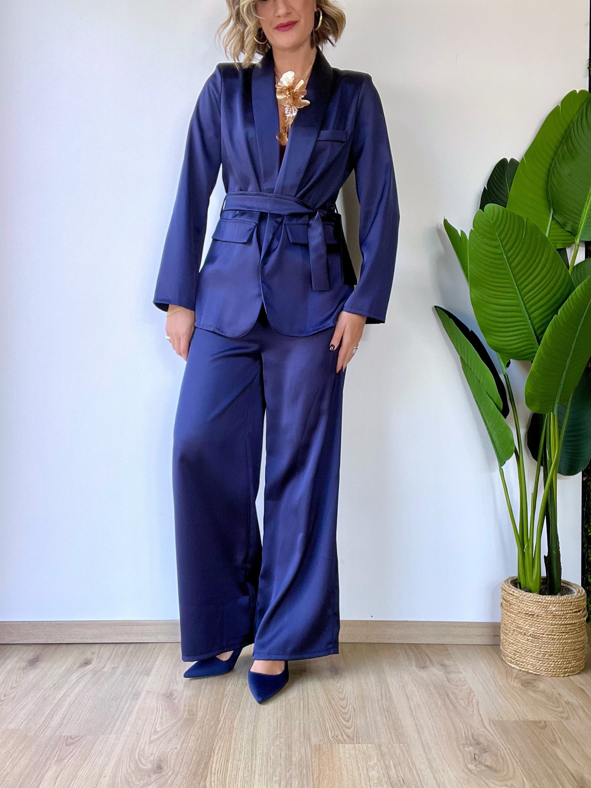 Tailleur con cintura in raso blu notte