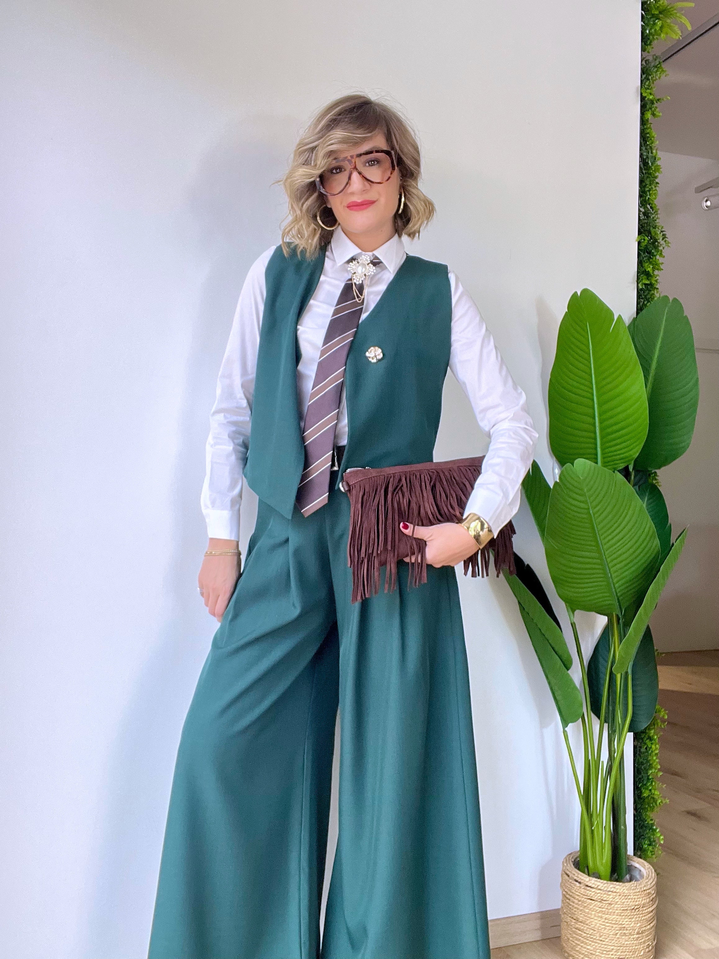 Cravatta rigata  ominile con gioiello
