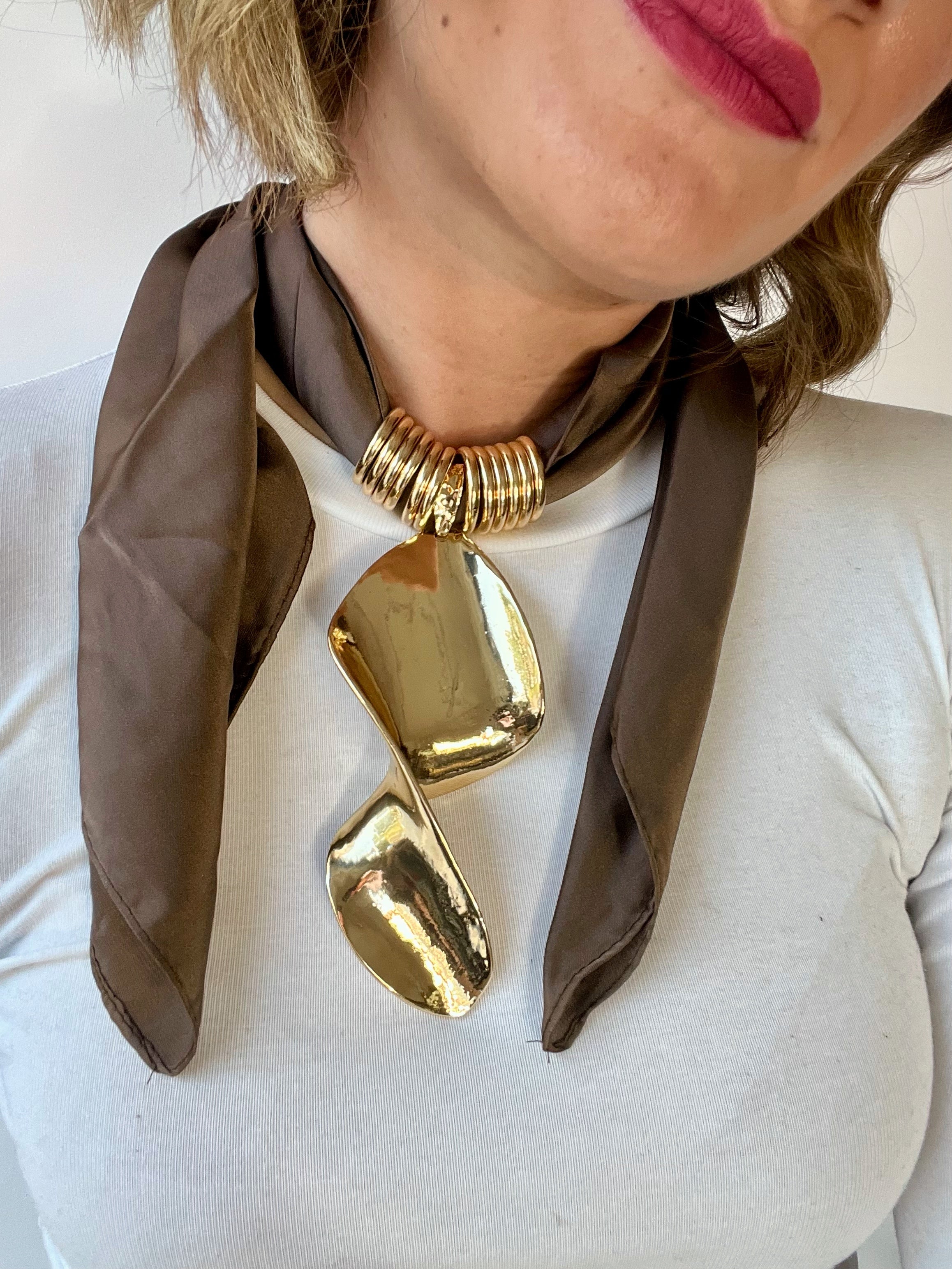 Colla foulard marrone con ciondolo oro